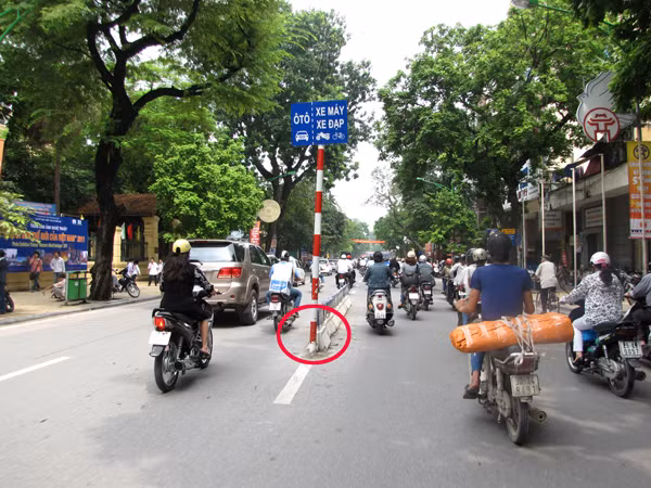 Ý thức chấp hành luật giao thông của người dân vẫn còn kém, cần có biện pháp xử lý mạnh tay để họ triệt để tuân theo