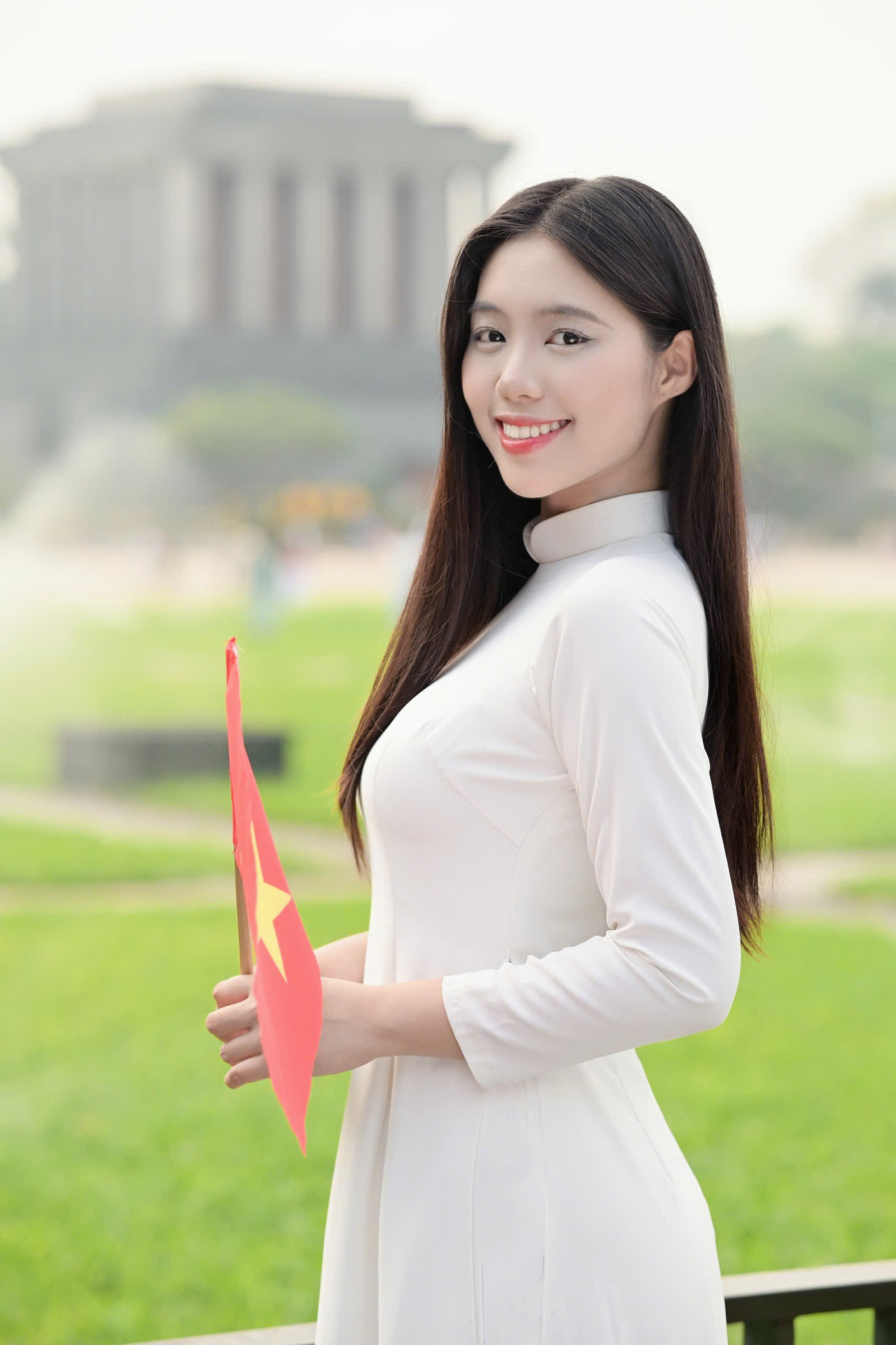 Chọn học tại Đại học Văn hóa Nghệ thuật Quân đội, Châu Anh vừa phát triển tài năng âm nhạc, vừa phát huy truyền thống cách mạng của gia đình. Sau khi tốt nghiệp hệ trung cấp tại Đại học Văn hóa Nghệ thuật Quân đội, cô thi vào Học viện Âm nhạc quốc gia Việt Nam. Cô cũng giành được giải cao trong các cuộc thi âm nhạc, tiếng Anh tại trường.