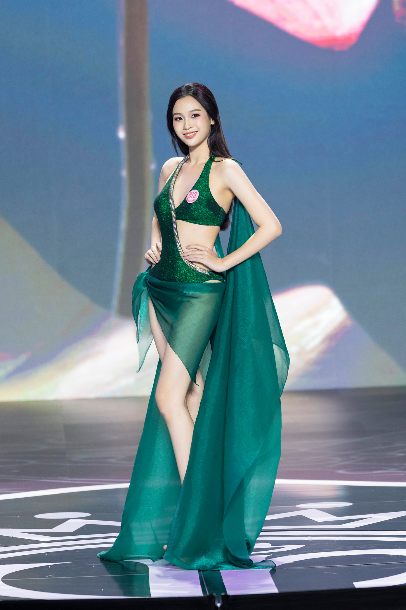 Thí sinh Lê Hoàng Khánh Linh, SBD 613, sinh năm 2005, đến từ Tuyên Quang. Cô cao 1,69 m, số đo ba vòng 81-62-92 cm. Khánh Linh là một trong những thí sinh nhỏ tuổi nhất cuộc thi Hoa hậu Việt Nam 2024. Cô là sinh viên Đại học Thương Mại Hà Nội, từng được vinh danh là một trong những sinh viên tiêu biểu của khoa Luật, từng lọt vào top 10 cuộc thi Miss&amp;Mister TMU 2024.