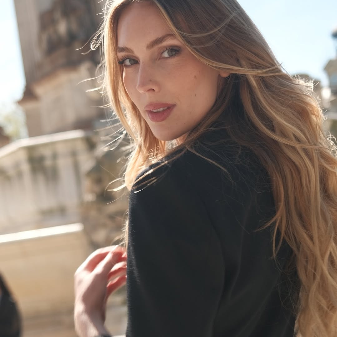 Agathe Cauet sinh năm 1998, đến từ vùng Cambrai - miền Bắc nước Pháp. Cô đăng quang Hoa hậu Nord-Pas-de-Calais 2022. Sau đó, cô tiếp tục tham dự Hoa hậu Pháp 2023 và giành danh hiệu á hậu 1.