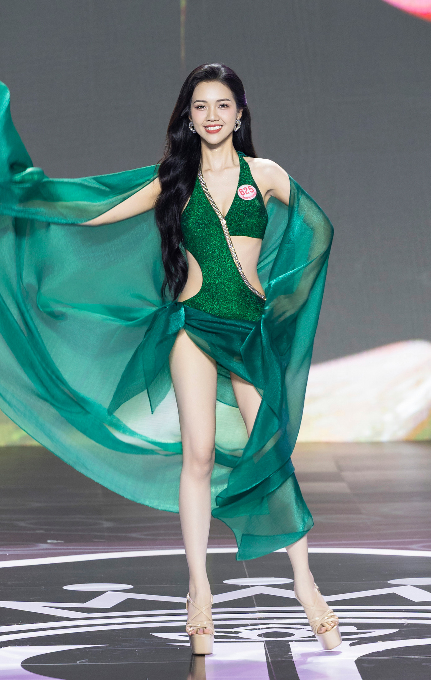 Thí sinh Nguyễn Hoàng Mỹ Vân, SBD 625, sinh năm 1999, đến từ TPHCM. Cô cao 1,68 m, số đo ba vòng 74-58-87 cm. Cô là MC song ngữ, trợ giảng đối ngoại tại Trung tâm Ngoại ngữ Bộ ngoại giao. Mỹ Vân từng giành giải Á khôi 1, Hoa khôi Áo dài ở cuộc thi Nét đẹp sinh viên năm 2019 của Đại học Tôn Đức Thắng, TPHCM. Ngoài tiếng Anh, Mỹ Vân có thể giao tiếp cơ bản và hát bằng tiếng Trung. Hiện tại, Mỹ Vân làm MC tự do và dẫn chương trình cho các chương trình của đài truyền hình Vĩnh Long. Cô có tài lẻ đàn, hát.