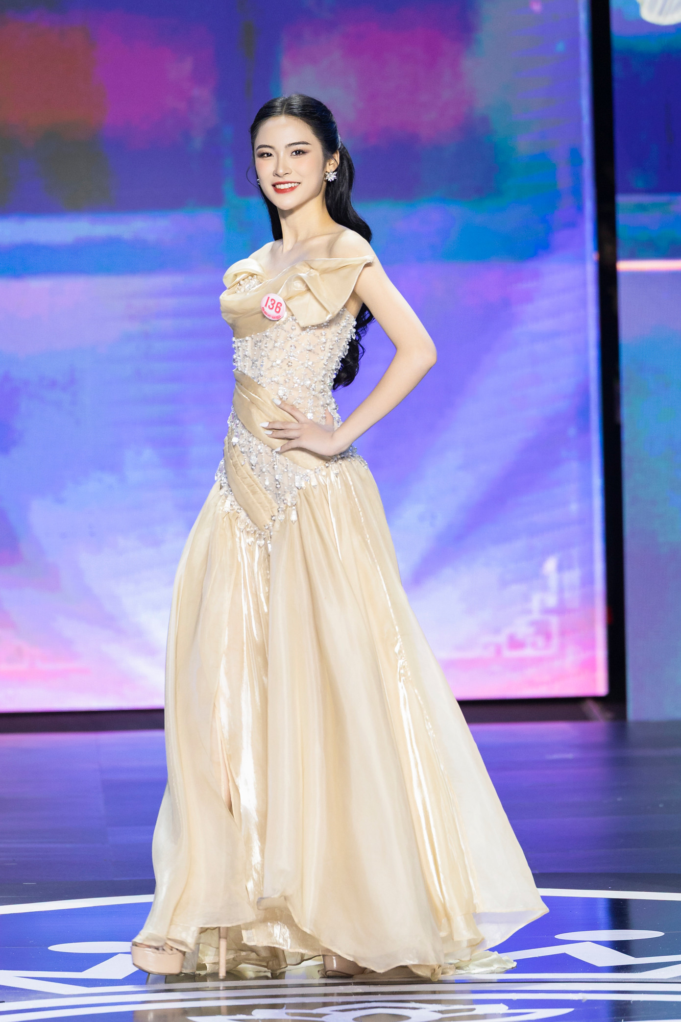 &quot;Dù mọi người không thể có mặt trực tiếp ở sân khấu để cổ vũ, tôi luôn cảm nhận được sự ủng hộ và yêu thương từ gia đình, hậu phương vững chắc giúp tôi tự tin bước qua từng phần thi&quot;, cô nói.