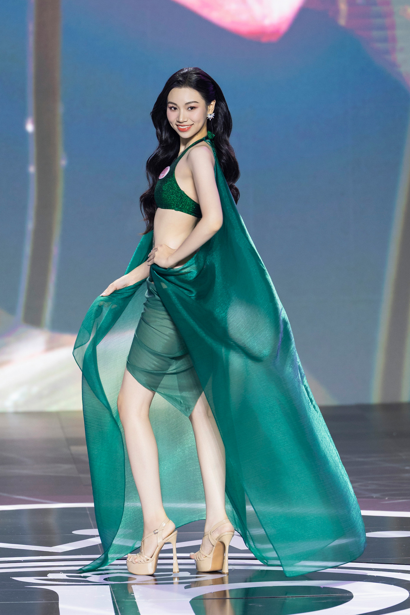 Thí sinh Trần Thị Huyền Cơ, SBD 658, sinh năm 2003, đến từ Nghệ An. Cô cao 1,72 m, nặng 51 kg, số đo ba vòng 78-57-89 cm. Huyền Cơ là Á khôi ĐH Tài chính - Marketing 2023. Cô cũng tham gia lĩnh vực trình diễn thời trang với tư cách người mẫu.