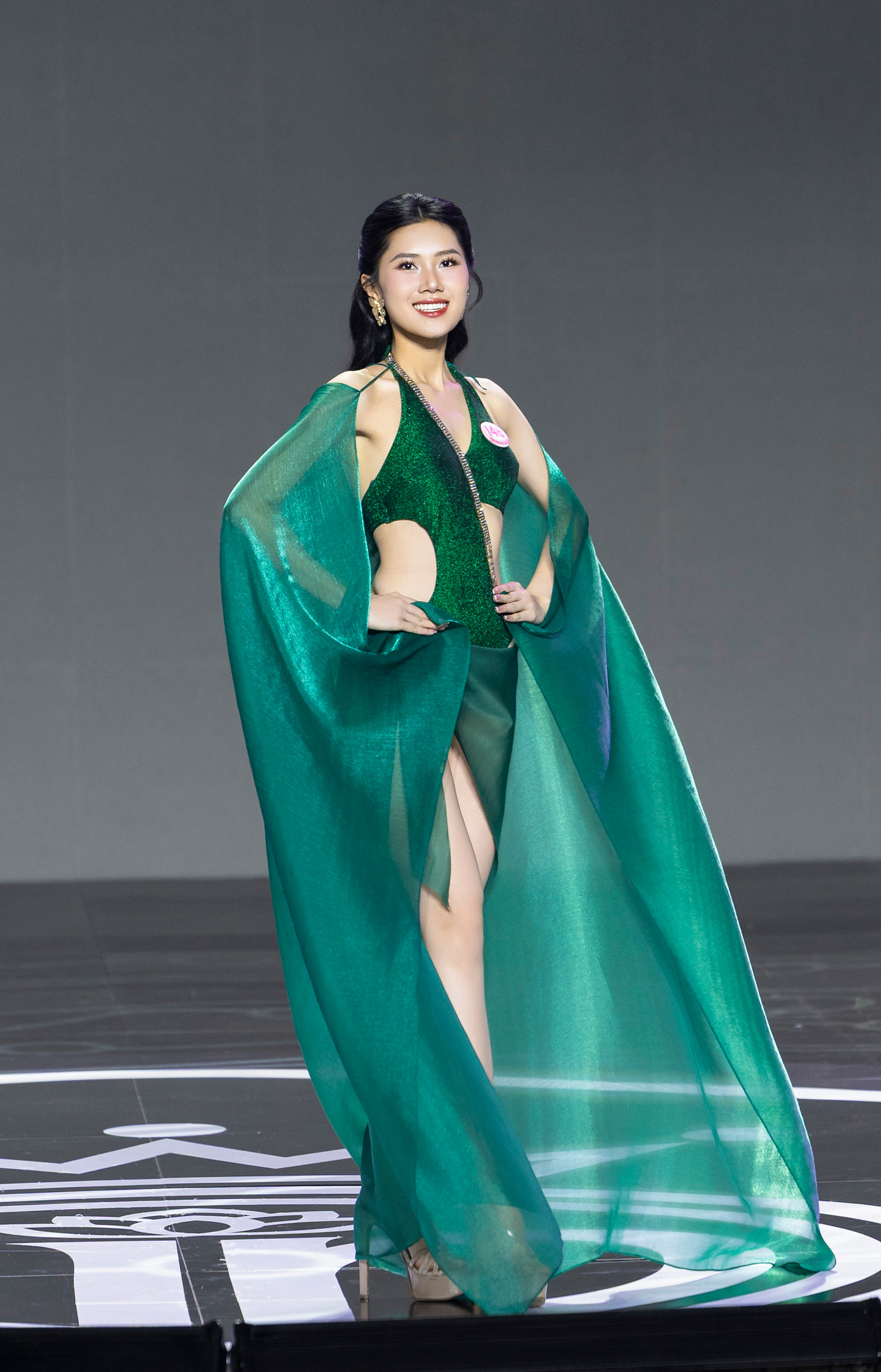 Thí sinh Bùi Thùy Nhiên, SBD 146, sinh năm 2002, đến từ Vĩnh Long. Cô cao 1,72 m, số đo ba vòng 74-60-90 cm. Thùy Nhiên đã tốt nghiệp ngành Du lịch tại Đại học Văn hóa TPHCM và đang học văn bằng hai ngành Quản trị Kinh doanh tại Đại học Kinh tế Quốc dân. Cô là Á khôi 1 cuộc thi Hoa khôi Nam Bộ 2022, có nhiều tài lẻ như múa, vẽ, đàn piano, cắm hoa, nấu ăn...