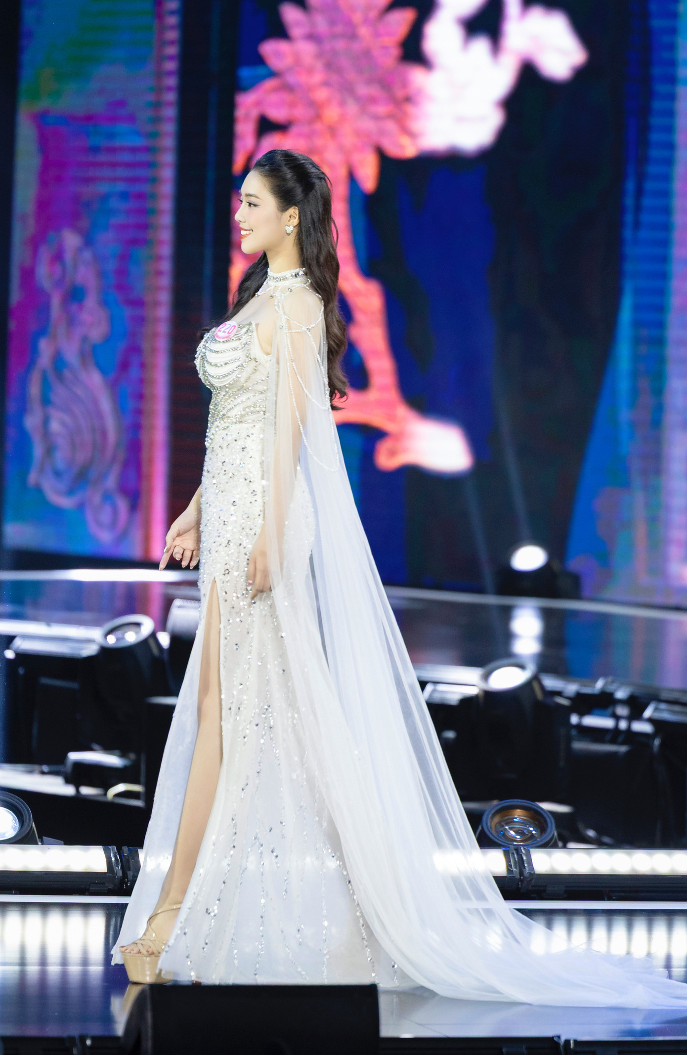 Ở phần thi dạ hội, Châu Anh chọn thiết kế màu bạc, đính kết lấp lánh, kết hợp phần tà bay bổng. Cô tự hào giới thiệu bản thân là nữ quân nhân đến từ Thủ đô Hà Nội. Cô muốn truyền tải hình ảnh người phụ nữ vừa kiên định như một người lính, dịu dàng như một người nghệ sĩ và sâu sắc như một người con của cách mạng.