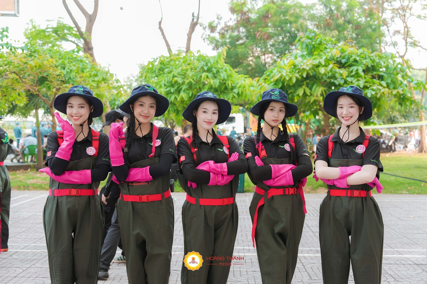 Tham gia cuộc thi Hoa hậu Việt Nam 2024, Phương Linh cùng các thí sinh có cơ hội làm việc nhóm, tham gia nhiều hoạt động ý nghĩa. Cô nhận thấy điều thay đổi lớn nhất khi bước vào nhà chung Hoa hậu Việt Nam đó là tự tin và giao tiếp với mọi người nhiều hơn. &quot;Tôi là kiểu người chỉ tâm sự, bộc lộ bản thân với người thân thiết. Tham gia cuộc thi, tôi phải bộc lộ cảm xúc nhiều hơn với các thí sinh và trước ống kính để khán giả có thể hiểu hơn về câu chuyện của mình&quot;, cô nói.