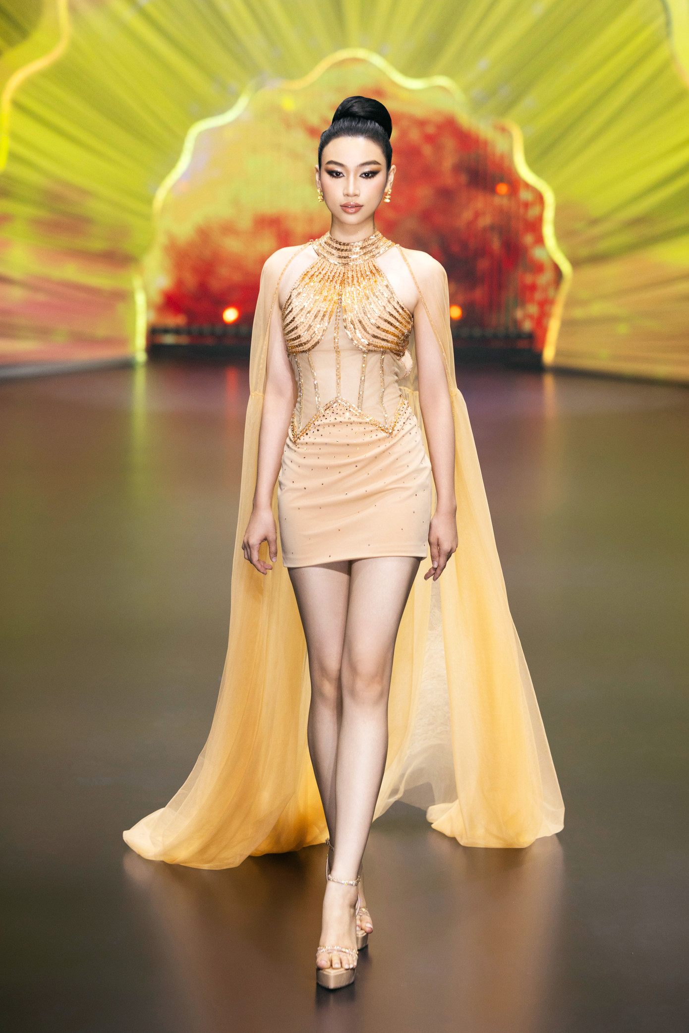 Thí sinh Trần Thị Huyền Cơ gây ấn tượng với vẻ ngoài khác lạ, cá tính. Cô mặc thiết kế tông vàng gold sang trọng, khoe thế mạnh là đôi chân dài, thẳng tắp trên sàn diễn.