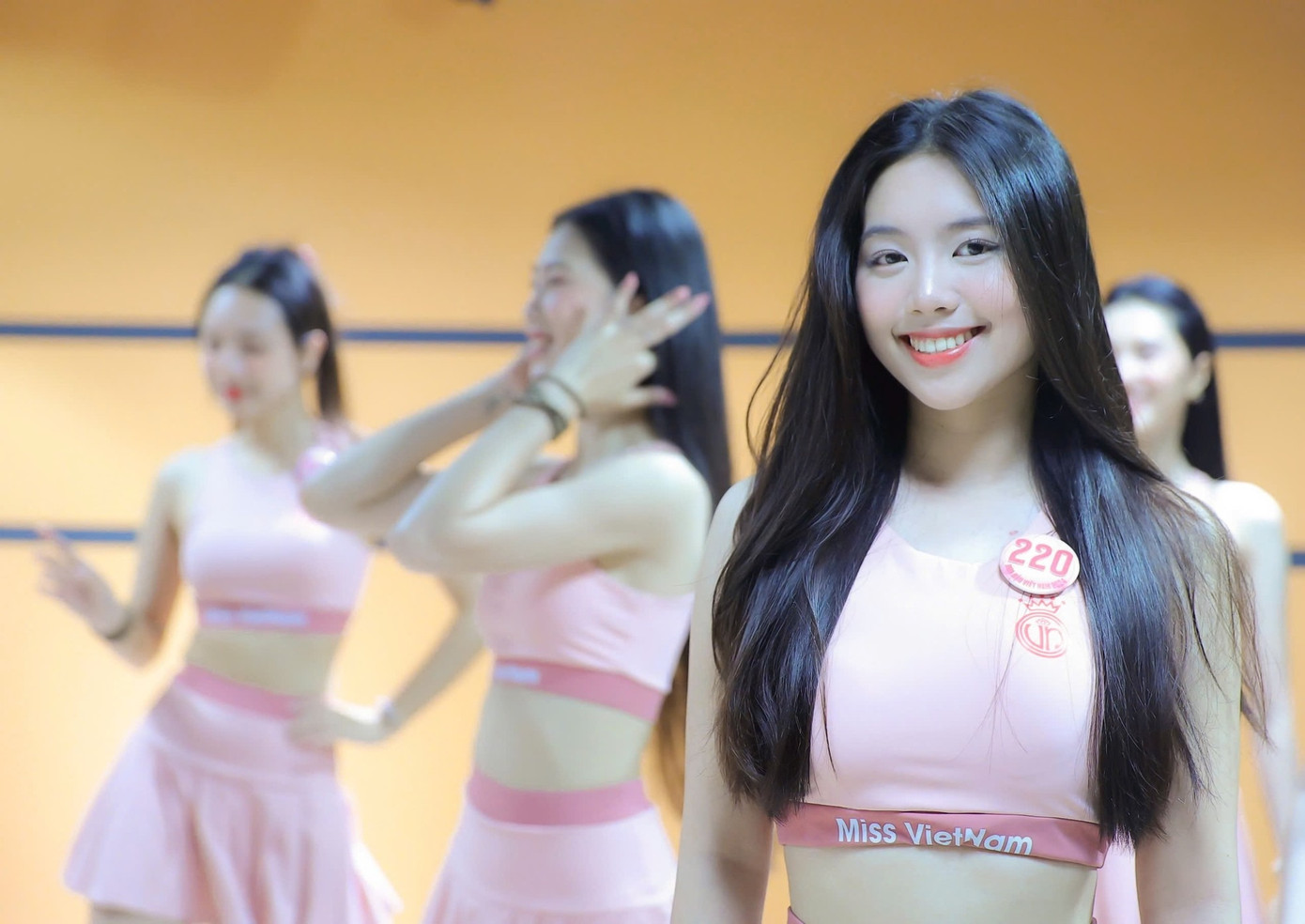 Châu Anh nói cô được bố mẹ và chị gái động viên, hỗ trợ nhiệt tình trong quá trình tham gia cuộc thi Hoa hậu Việt Nam 2024. Chị gái đã giúp Châu Anh chuẩn bị hành trang cần thiết cho cuộc thi, trong khi đó bố cô, với kinh nghiệm là một cán bộ chính trị trong quân đội, là người động viên và hướng dẫn Châu Anh cách thuyết trình, giúp cô tự tin hơn.