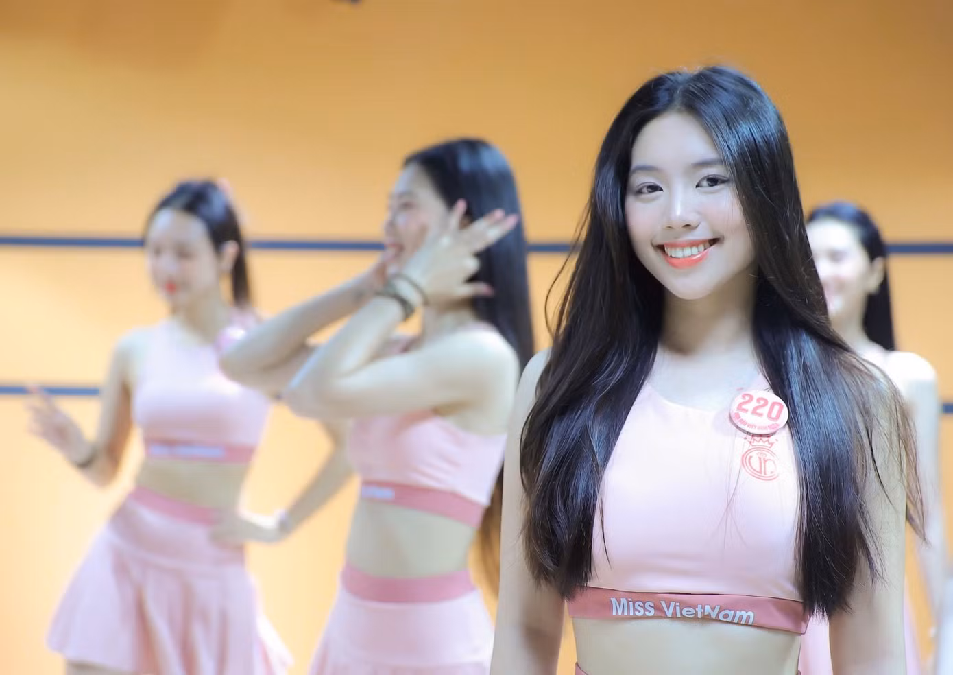 Châu Anh nói cô được bố mẹ và chị gái động viên, hỗ trợ nhiệt tình trong quá trình tham gia cuộc thi Hoa hậu Việt Nam 2024. Chị gái đã giúp Châu Anh chuẩn bị hành trang cần thiết cho cuộc thi, trong khi đó bố cô, với kinh nghiệm là một cán bộ chính trị trong quân đội, là người động viên và hướng dẫn Châu Anh cách thuyết trình, giúp cô tự tin hơn.