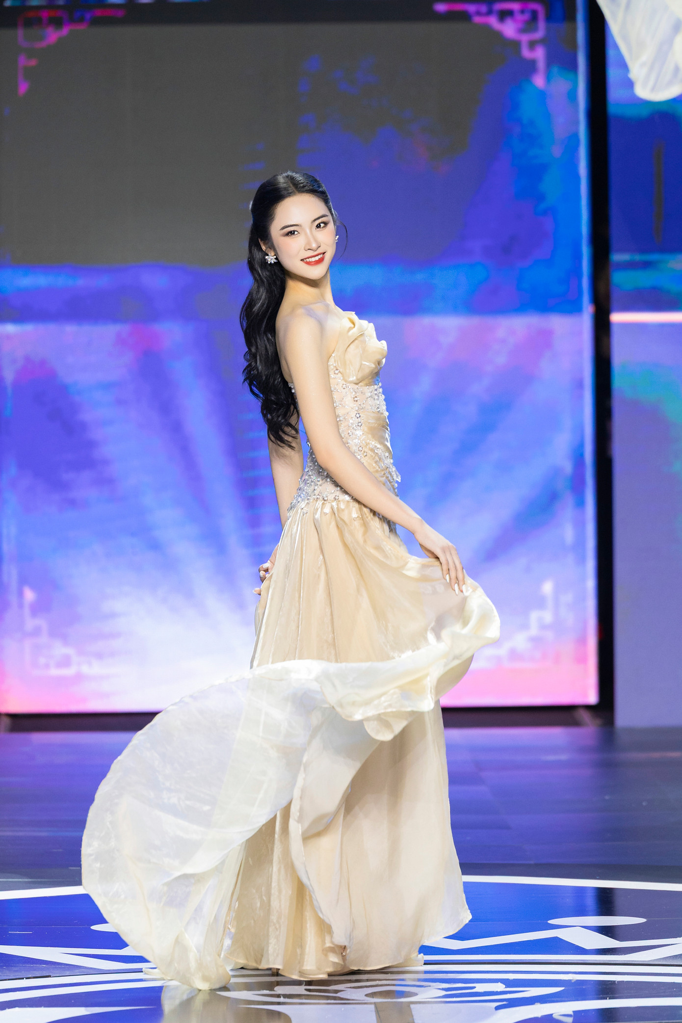 Thí sinh Nguyễn Thị Vân Nhi, SBD 136, sinh năm 2005, đến từ Hải Phòng. Vân Nhi cao 1,74 m, nặng 56 kg, số đo ba vòng 80-62-95 cm. Vân Nhi đang là sinh viên Đại học Phenikaa. Cô đam mê nhiều môn thể thao như cầu lông, bơi lội.