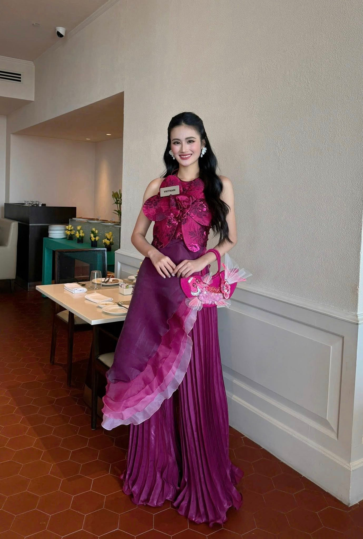 Hôm 11/5, Ý Nhi là một trong số thí sinh được kênh tin tức Ấn Độ TV5 News chọn phỏng vấn. Ý Nhi nói cô ấn tượng trước sự thân thiện và lòng tốt của người dân Ấn Độ. Cô cũng thể hiện sự thích thú khi được hoa hậu nước chủ nhà giới thiệu với cô món ăn đường phố nổi tiếng Pani Puri.