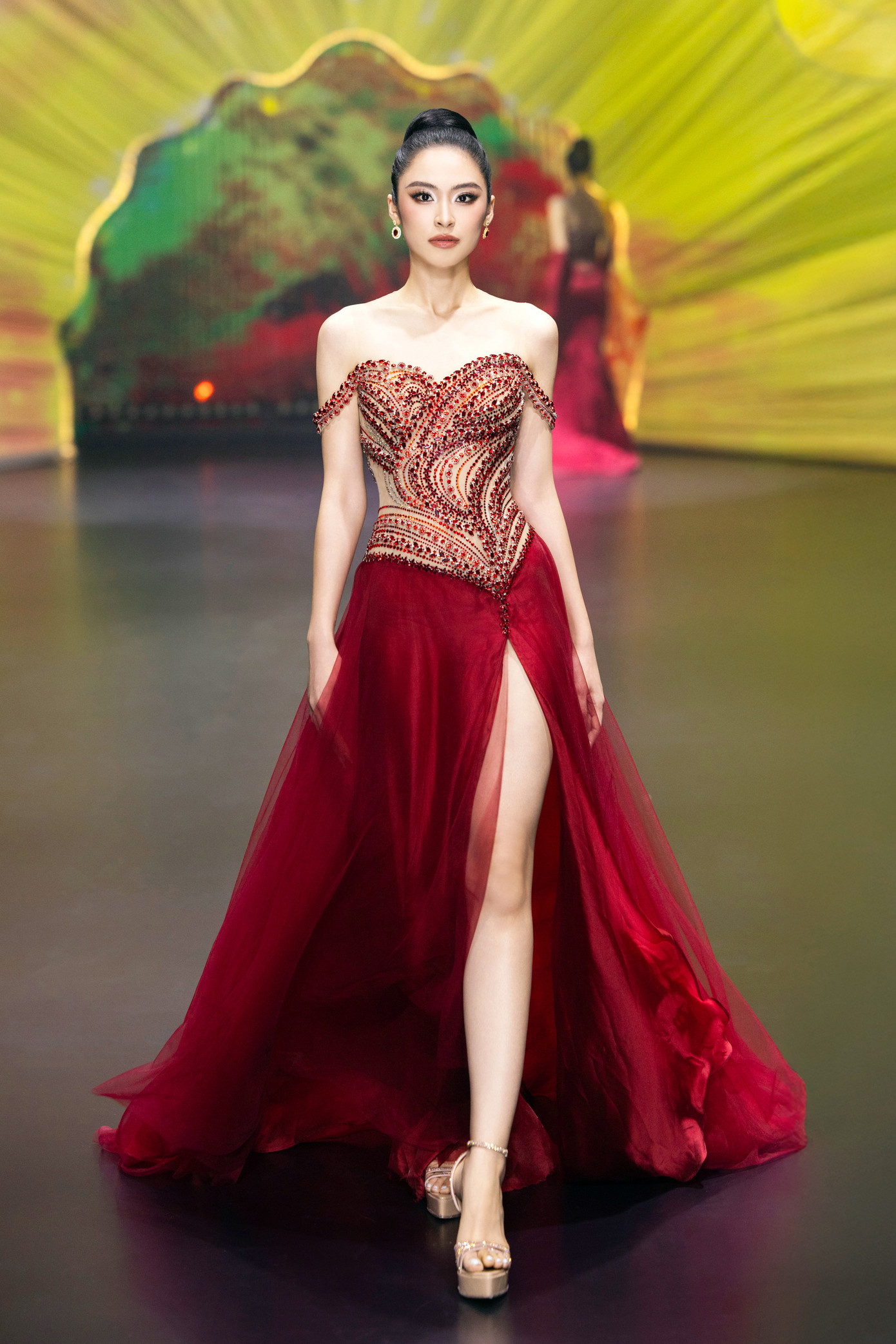 Nguyễn Thị Vân Nhi SBD 136, sinh năm 2005, đến từ Hải Phòng. Vân Nhi cao 1,74 m, nặng 56 kg, số đo ba vòng 80-62-95 cm. Cô đam mê nhiều môn thể thao như cầu lông, bơi lội nên có hình thể săn chắc, thon thả. Vân Nhi cũng có kinh nghiệm làm người mẫu look book nên có thế mạnh về biểu cảm trên sàn diễn.