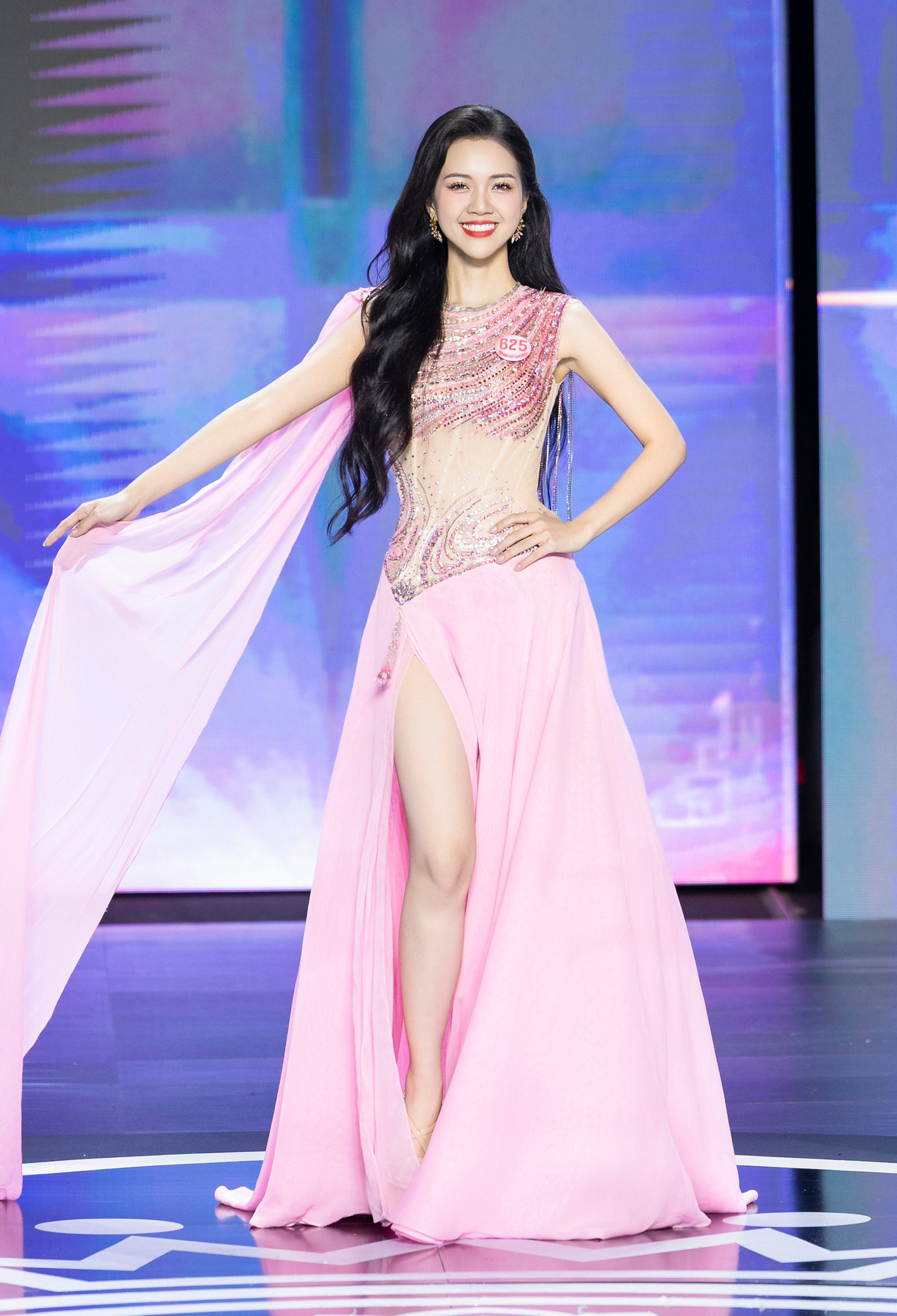 Thí sinh Nguyễn Hoàng Mỹ Vân, SBD 625, sinh năm 1999, đến từ TPHCM. Cô cao 1,68 m, số đo ba vòng 74-58-87 cm. Cô là MC song ngữ, trợ giảng đối ngoại tại Trung tâm Ngoại ngữ Bộ ngoại giao. Mỹ Vân từng giành giải Á khôi 1, Hoa khôi Áo dài ở cuộc thi Nét đẹp sinh viên năm 2019 của Đại học Tôn Đức Thắng, TPHCM. Ngoài tiếng Anh, Mỹ Vân có thể giao tiếp cơ bản và hát bằng tiếng Trung. Hiện tại, Mỹ Vân làm MC tự do và dẫn chương trình cho các chương trình của đài truyền hình Vĩnh Long. Cô có tài lẻ đàn, hát.