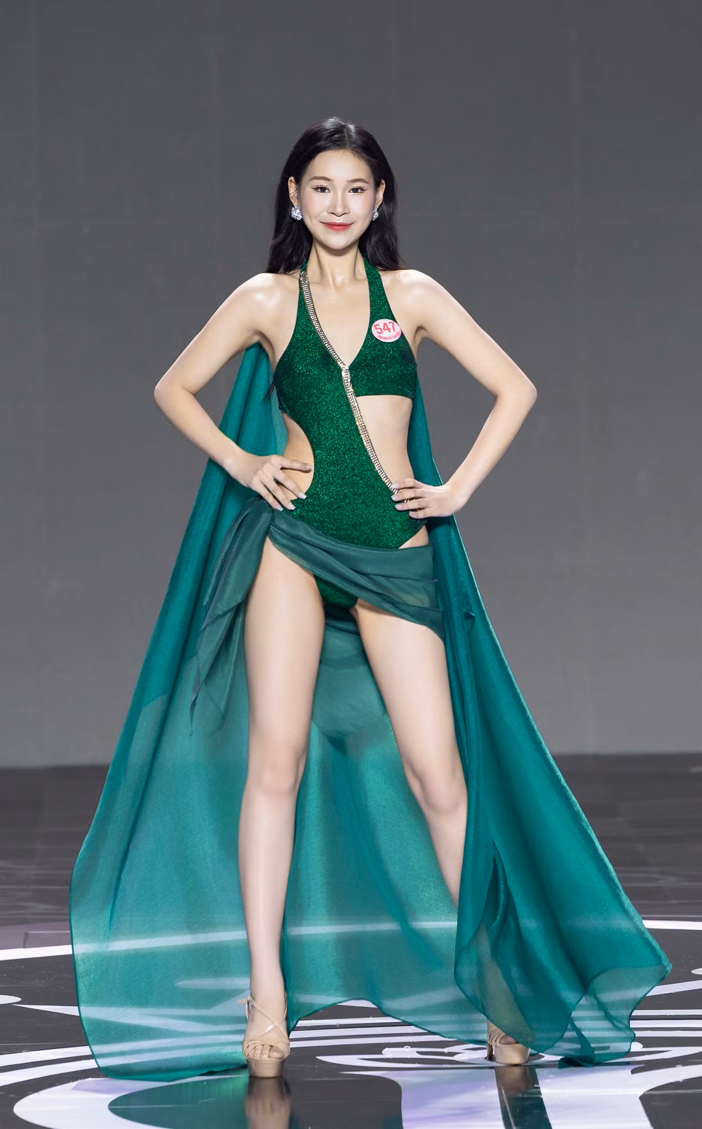 Thí sinh Hoàng Thị Hiền Nhi, SBD 547, sinh năm 2005, đến từ Yên Bái. Cô cao 1,78 m, số đo ba vòng 81-63-92 cm. Cô là sinh viên ngành Logistics và Quản lý chuỗi cung ứng, Đại học Giao thông vận tải Hà Nội. Người đẹp mong muốn sau khi tốt nghiệp sẽ về Yên Bái làm việc để gần ông bà và cống hiến cho quê hương.