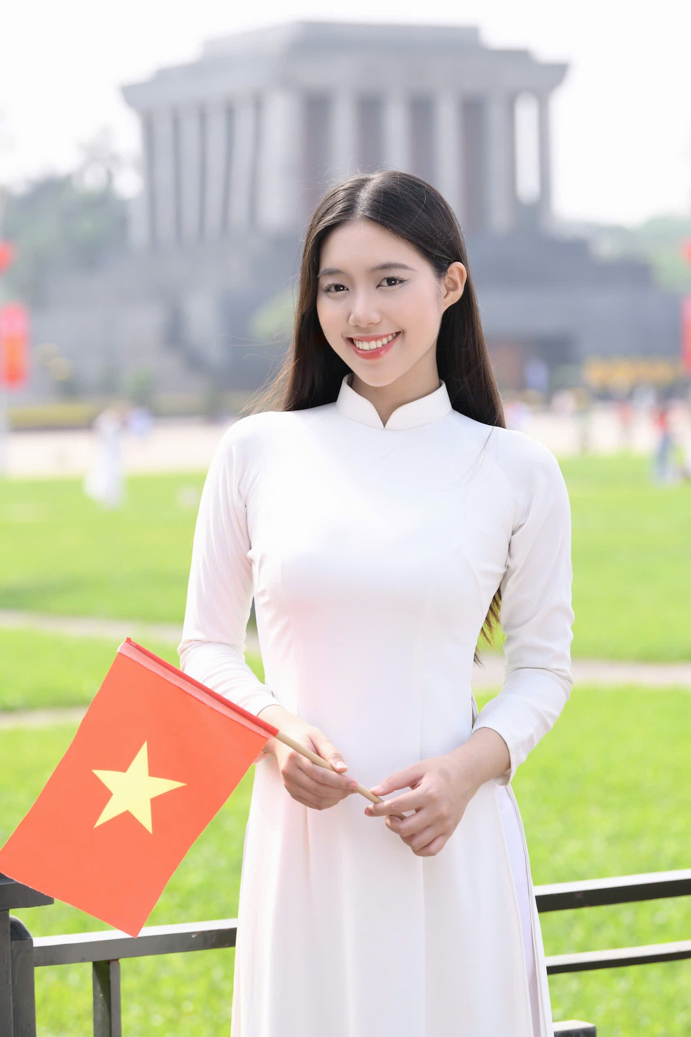 Chọn học tại Đại học Văn hóa Nghệ thuật Quân đội, Châu Anh vừa phát triển tài năng âm nhạc, vừa phát huy truyền thống cách mạng của gia đình. Sau khi tốt nghiệp hệ trung cấp tại Đại học Văn hóa Nghệ thuật Quân đội, cô thi vào Học viện Âm nhạc quốc gia Việt Nam. Cô cũng giành được giải cao trong các cuộc thi âm nhạc, tiếng Anh tại trường.