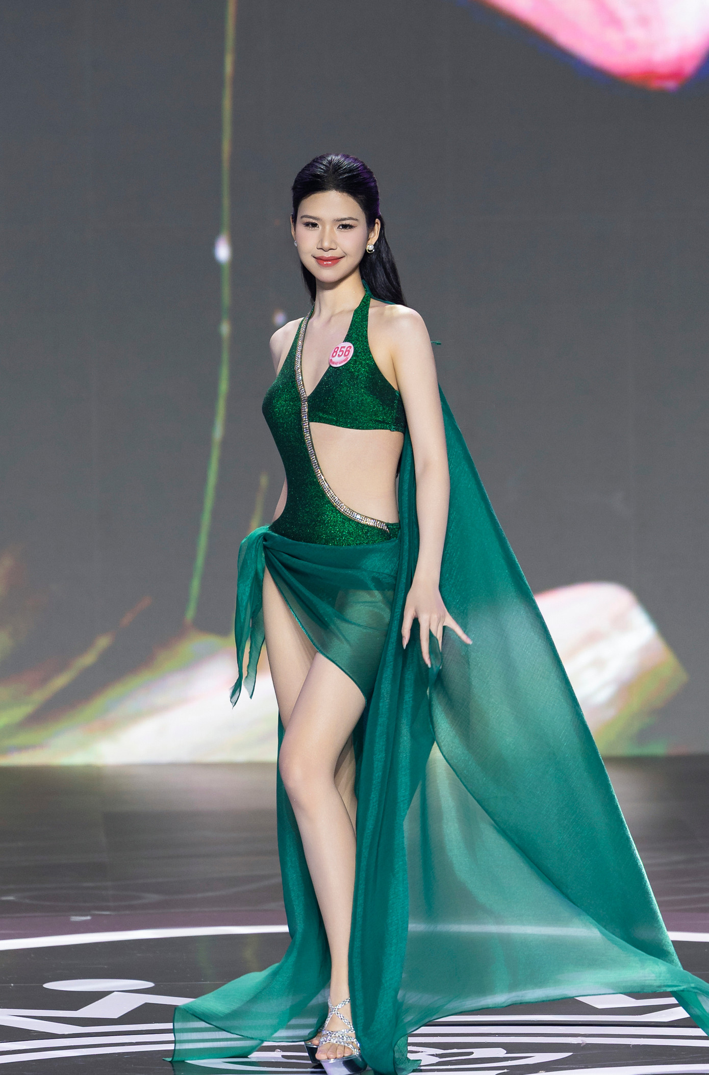 Thí sinh Đinh Hoàng Linh Đan, SBD 856, sinh năm 2003, đến từ Đà Nẵng. Cô cao 1,75 m, nặng 56 kg, số đo ba vòng 79-65-92 cm. Linh Đan cho biết vừa hoàn thành chương trình cử nhân Kinh doanh Quốc tế tại đại học RMIT Việt Nam. Cô đã có cơ hội học tập và thực tập một thời gian ngắn tại Australia và Việt Nam với nhiều vị trí khác nhau như marketing, đối ngoại. Cô mong muốn trở thành nữ doanh nhân và giảng viên đại học.