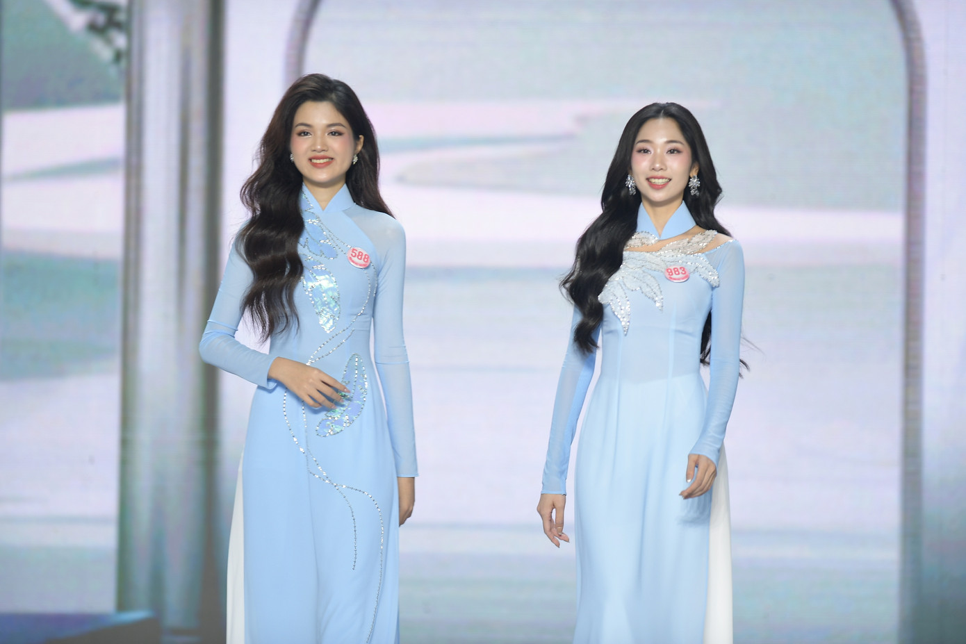 Sau một tháng tham dự vòng chung khảo Hoa hậu Việt Nam 2024 tại Hà Nội, Thùy Dương cùng 40 thí sinh bước vào đêm chung khảo tối 20/4. Cô mặc áo dài xanh, rạng rỡ trong phần đồng diễn mở màn chương trình.