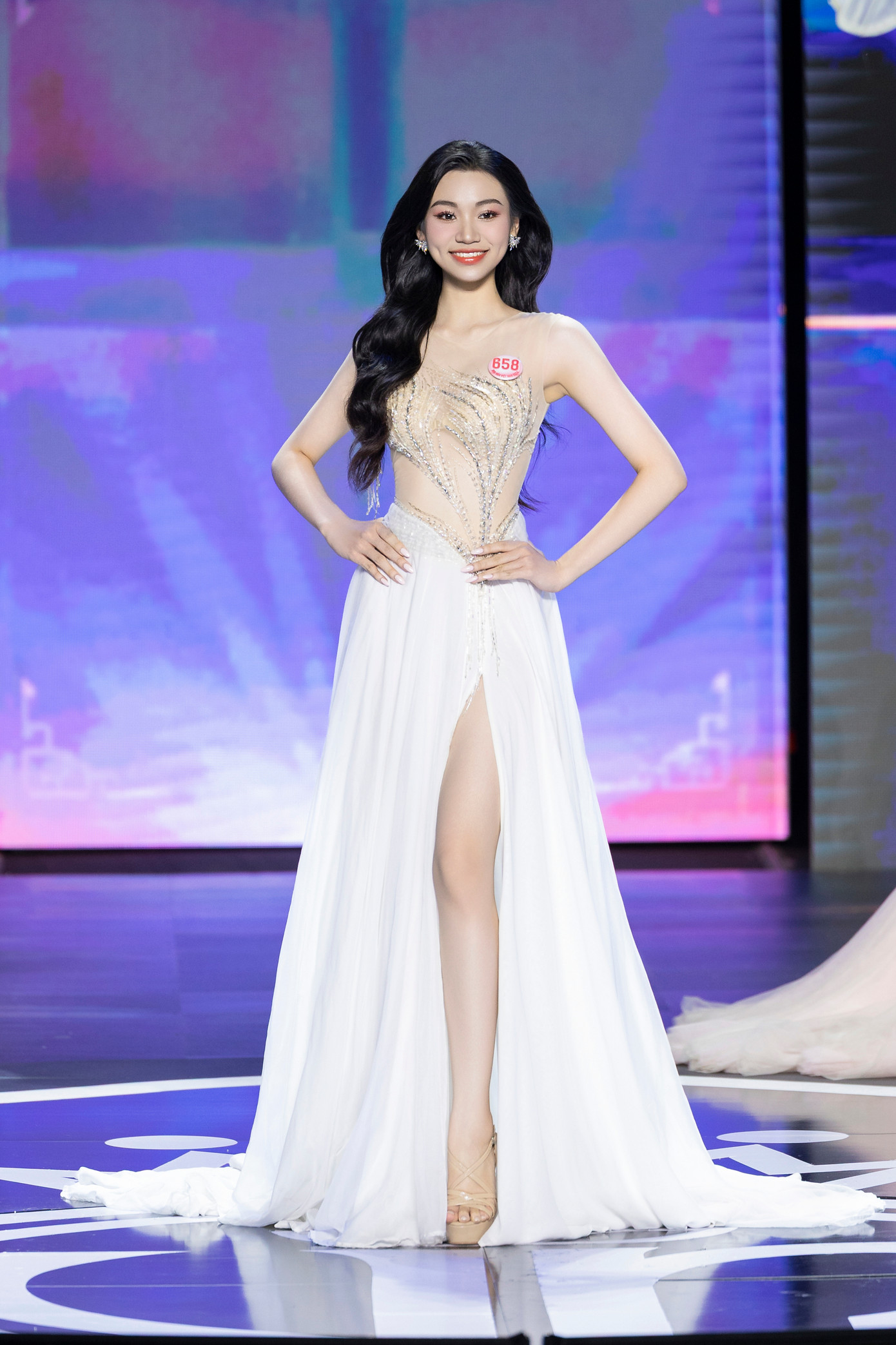 Thí sinh Trần Thị Huyền Cơ, SBD 658, sinh năm 2003, đến từ Nghệ An. Cô cao 1,72 m, nặng 51 kg, số đo ba vòng 78-57-89 cm. Huyền Cơ là Á khôi ĐH Tài chính - Marketing 2023. Cô cũng tham gia lĩnh vực trình diễn thời trang với tư cách người mẫu.