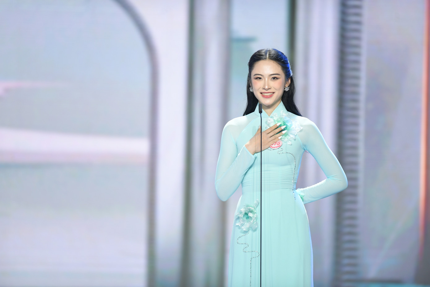 Vân Nhi tự hào hô vang quê hương Hải Phòng trong phần giới thiệu bản thân. Cô chia sẻ sau khi được xướng tên vào vòng chung kết toàn quốc Hoa hậu Việt Nam 2024: &quot;Tôi cảm thấy tự hào và xúc động khi được chọn là một trong 25 thí sinh bước tiếp vào chung kết. Đó là niềm vinh dự và cũng là cột mốc đáng nhớ trong hành trình trưởng thành của tôi&quot;, cô nói.