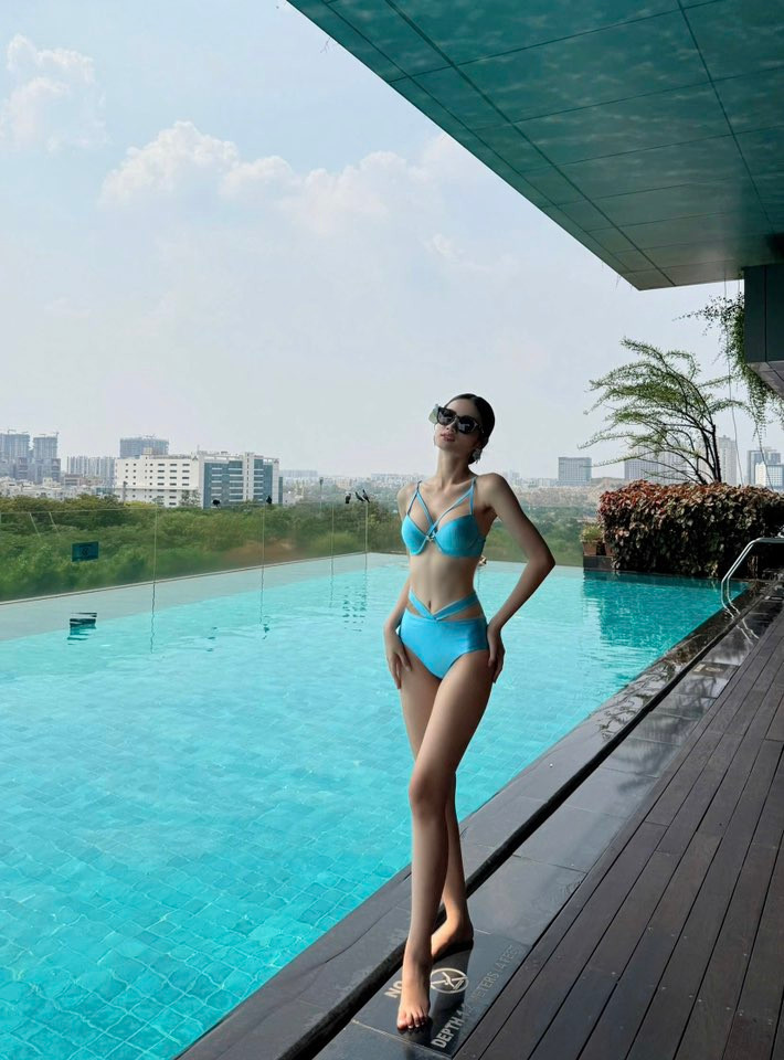 Ngày 14/5, Hoa hậu Ý Nhi và các thí sinh tham gia hoạt động ghi hình tại khách sạn ở Telangana, Ấn Độ trong khuôn khổ cuộc thi Hoa hậu Thế giới 2025. Đại diện Việt Nam khoe vóc dáng thanh mảnh với bộ áo tắm hai mảnh màu xanh. Ý Nhi nhận được nhiều lời khen ngợi trên các diễn đàn sắc đẹp.