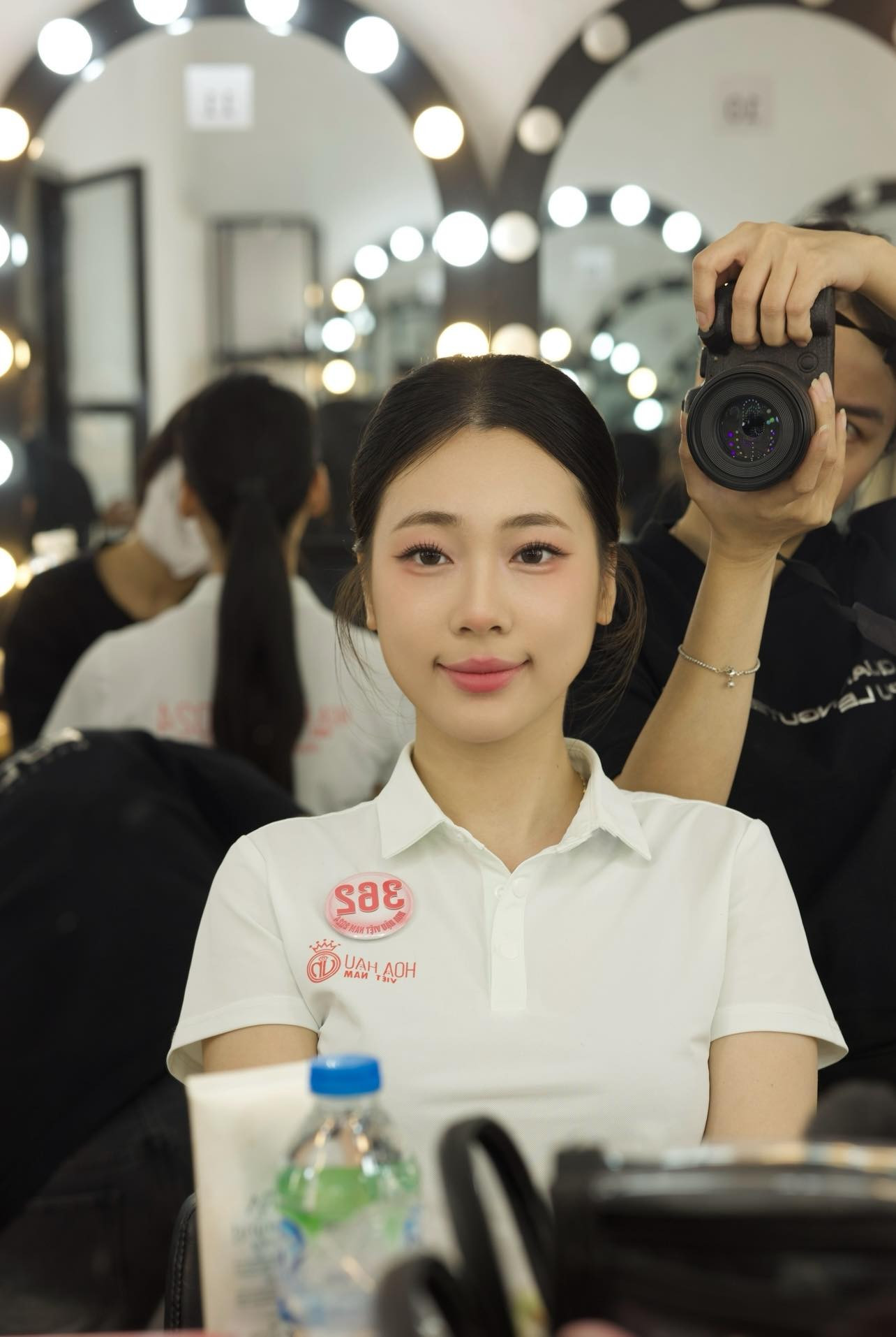 Phương Chi đang theo học chuyên ngành tiếng Anh thương mại tại Đại học Thương mại. Cô dự định học cao hơn ở một chuyên ngành khác như kinh tế hoặc quản trị kinh doanh để mở rộng cơ hội thăng tiến của bản thân.