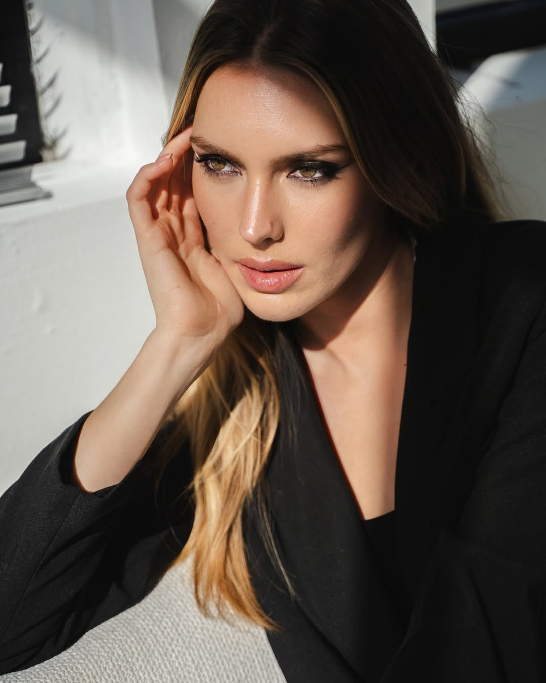 Trước khi bước chân vào làng sắc đẹp, cô tốt nghiệp ngành điều dưỡng năm 2021 và làm việc tại khoa thần kinh của Bệnh viện Saint Vincent-de-Paul ở Lille.