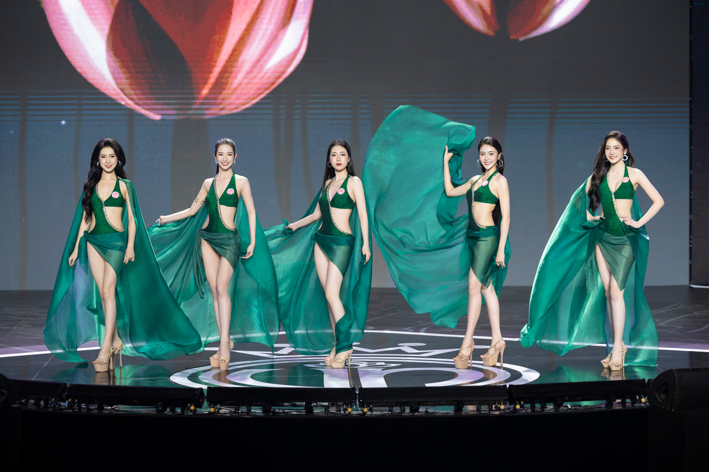 Phương Chi trong phần đồng diễn bikini. Cô cho biết đăng ký tham gia Hoa hậu Việt Nam 2024 vì muốn cho bản thân cơ hội bước ra khỏi vùng an toàn, thử sức những cái mới, từ đó hiểu rằng bản thân đang thiếu sót gì để trở thành phiên bản tốt nhất của chính mình.