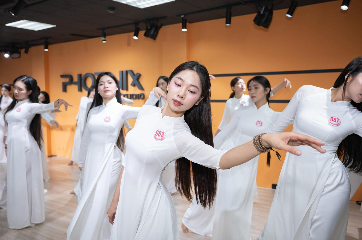 Thùy Dương chia sẻ cô có lợi thế khi từng học các lớp MC cơ bản và thuyết trình. "Tôi may mắn khi trở thành thí sinh của cuộc thi Hoa hậu Việt Nam 2024 và có những trải nghiệm quý giá. Những buổi học về thuyết trình, biểu cảm giọng nói đã trang bị thêm cho tôi những kiến thức cần thiết để tự tin hơn trong hành trình sắp tới", cô nói.