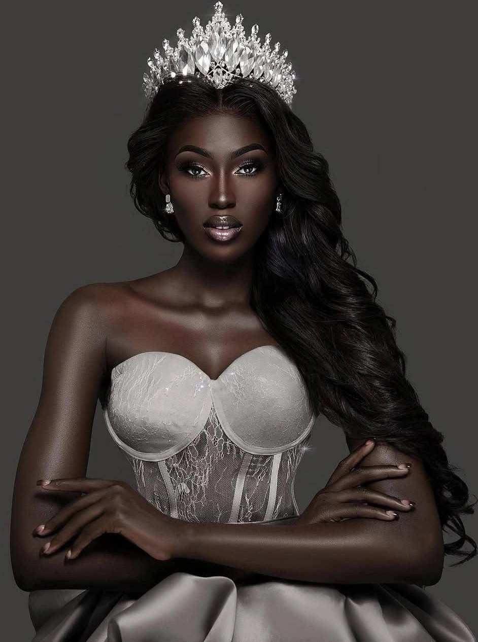 Fatoumata Coulibaly trên trang chủ Miss World (ảnh trái). Fatoumata Coulibaly (váy đen) chụp ảnh cùng đại diện Việt Nam - Ý Nhi tại Miss World (ảnh phải).