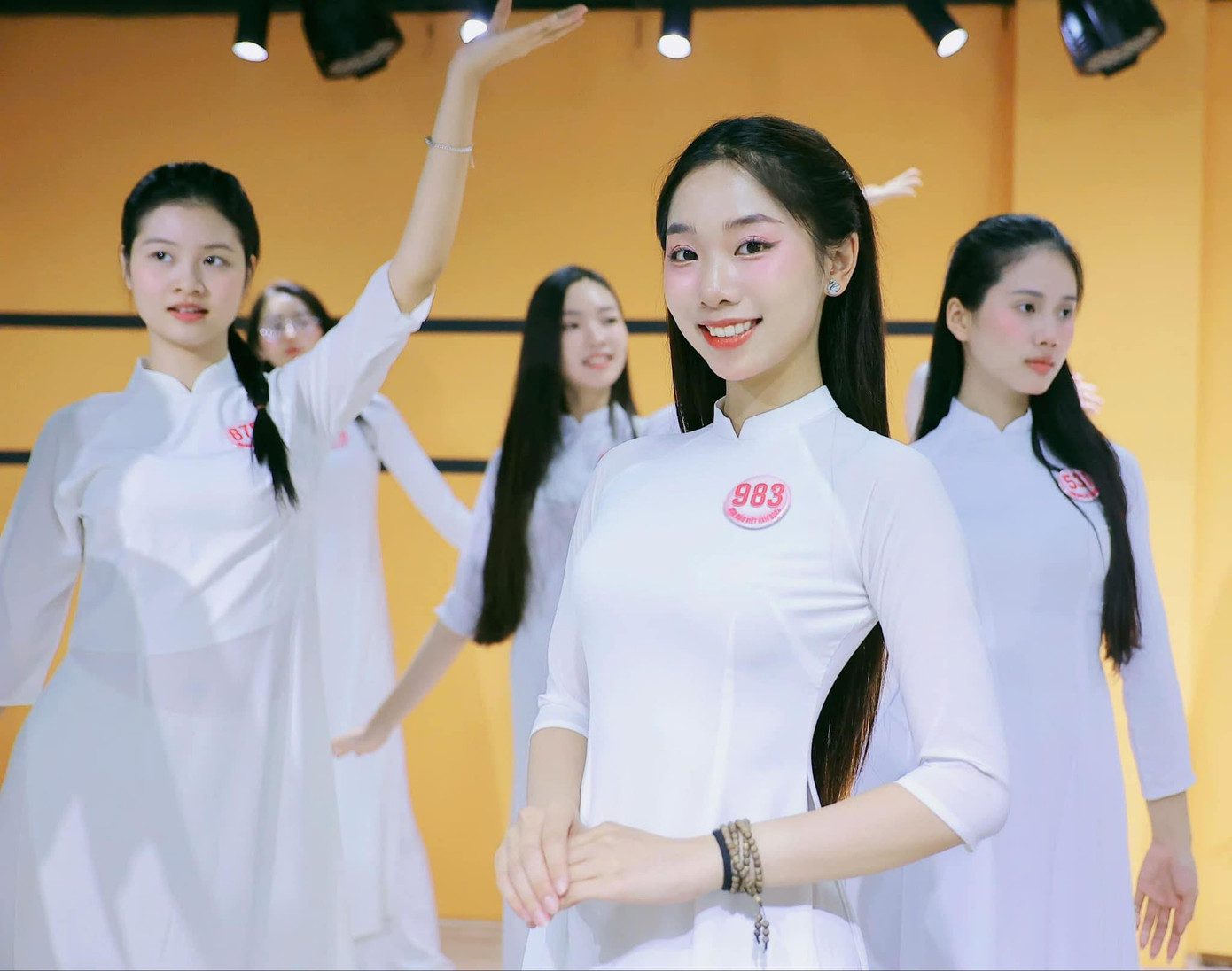 Thùy Dương chia sẻ cô có lợi thế khi từng học các lớp MC cơ bản và thuyết trình. "Tôi may mắn khi trở thành thí sinh của cuộc thi Hoa hậu Việt Nam 2024 và có những trải nghiệm quý giá. Những buổi học về thuyết trình, biểu cảm giọng nói đã trang bị thêm cho tôi những kiến thức cần thiết để tự tin hơn trong hành trình sắp tới", cô nói.