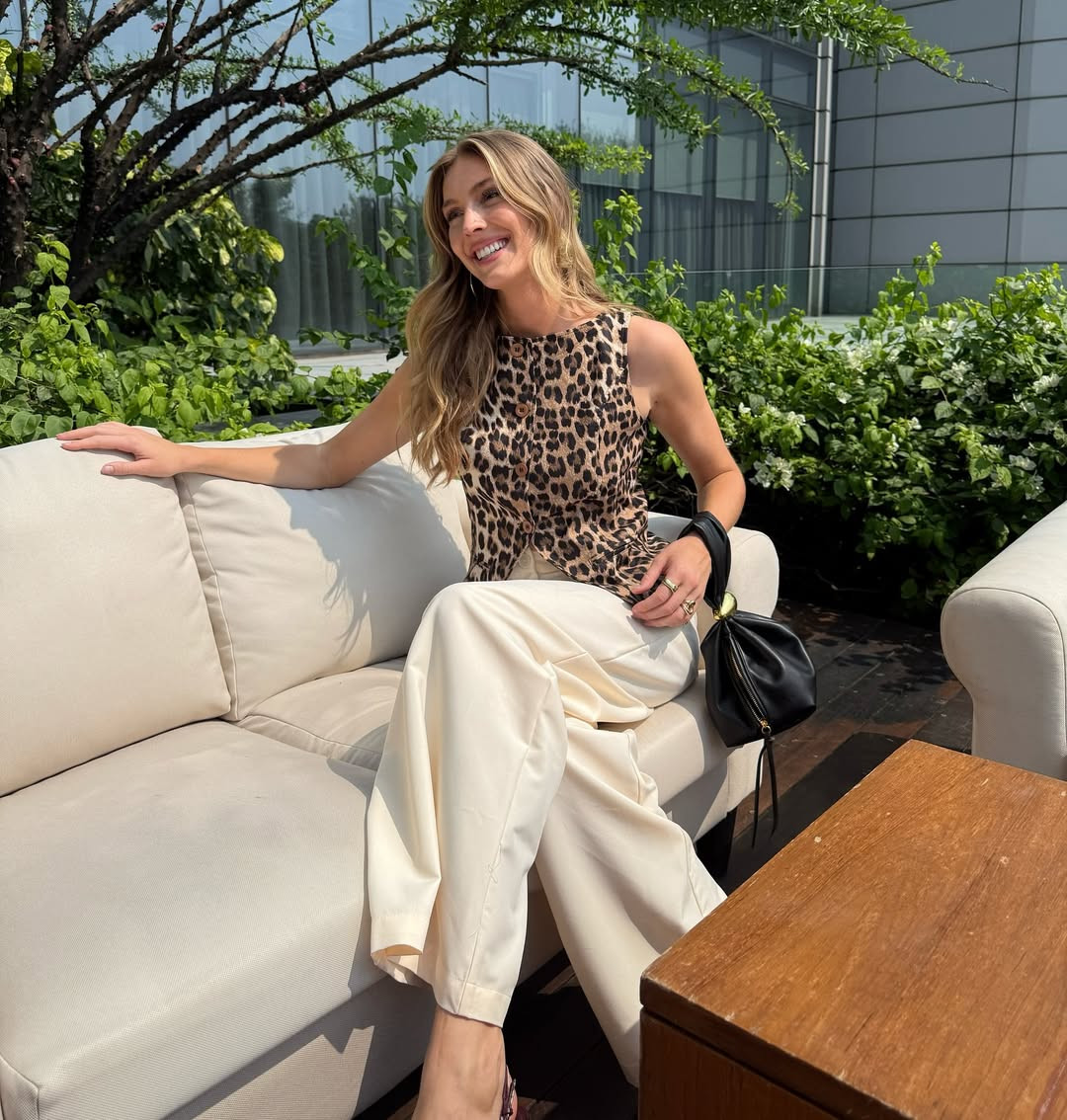 Người đẹp có sự biến hóa phong cách thời trang ấn tượng để phù hợp với các hoạt động của cuộc thi. "Dù mặc gì thì cô ấy vẫn toát lên vẻ đẹp rất thanh lịch, sang trọng", một khán giả nhận xét.