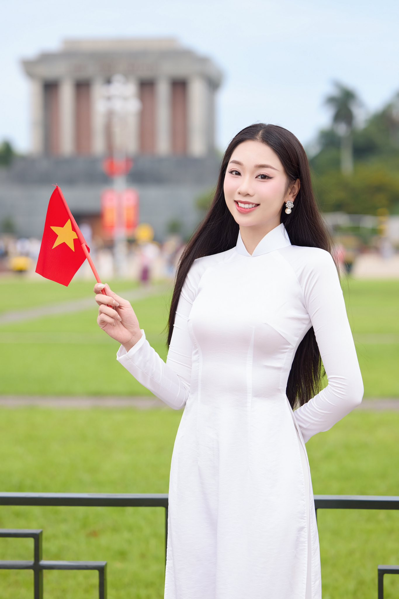 Người đẹp cho rằng người trẻ cần trang bị tri thức vững vàng, bản lĩnh kiên cường và trái tim nhiệt huyết.