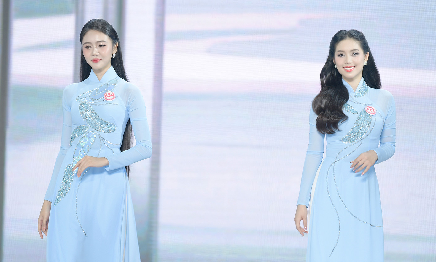 Tại chung khảo Hoa hậu Việt Nam 2024, thiếu uý quân nhân chuyên nghiệp Trần Ngọc Châu Anh khoe vẻ dịu dàng, kín đáo trong phần trình diễn áo dài. Trần Ngọc Châu Anh có SBD 220, sinh năm 2003, đến từ Thủ đô Hà Nội.