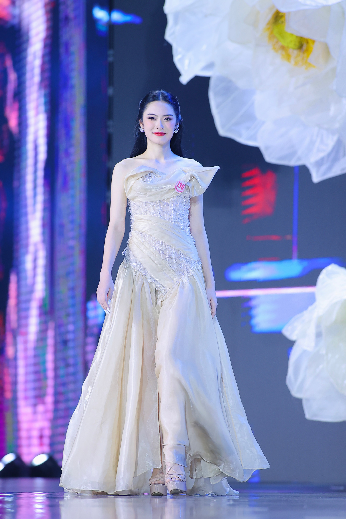 Vân Nhi kể ngày cô thi chung khảo trùng với ngày sinh nhật em trai. Cô đã nhắn người thân ở nhà để tổ chức sinh nhật cho em trai, còn bản thân sẽ cố gắng hết mình ở đêm chung khảo.