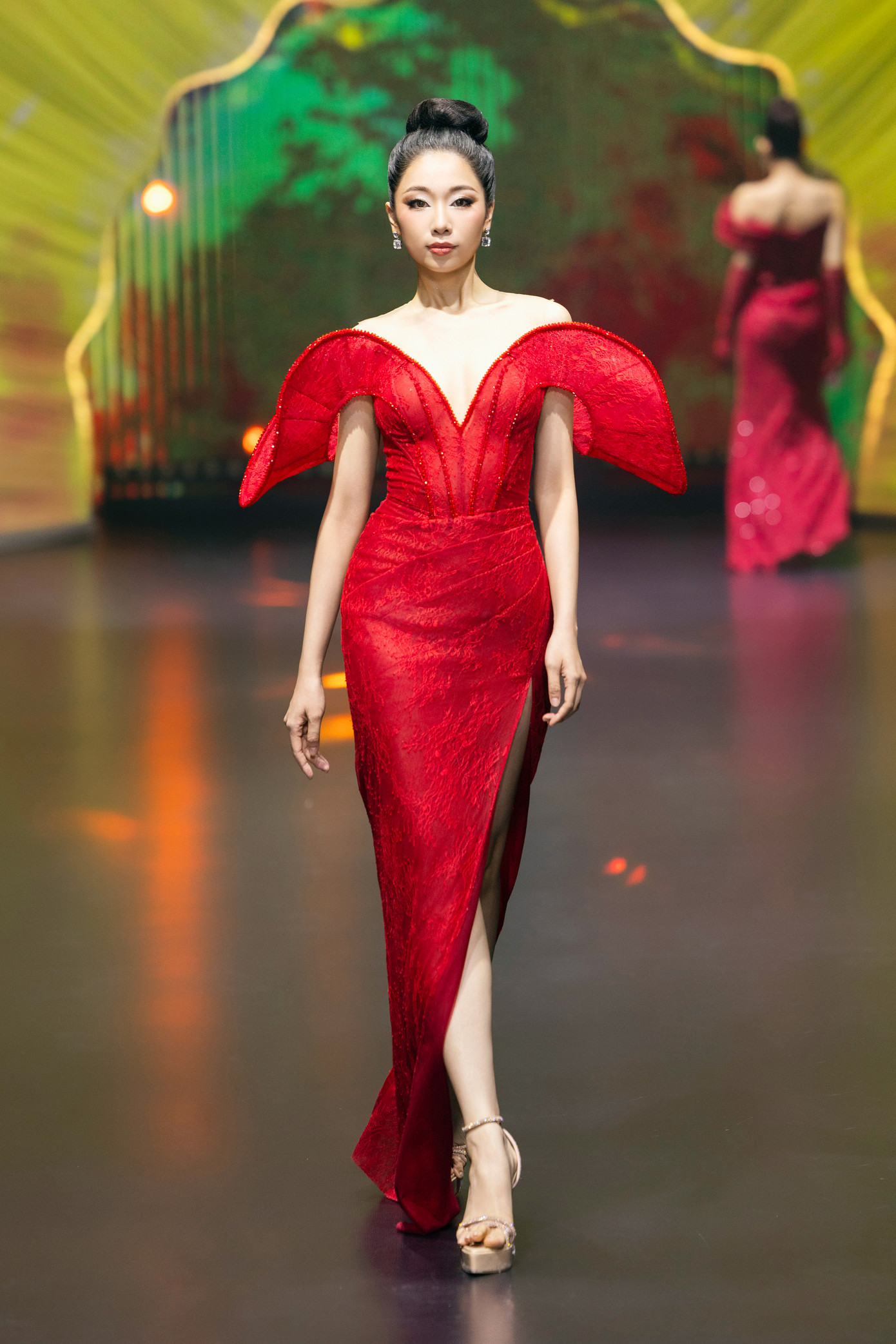 Phạm Thùy Dương SBD 983, sinh năm 2003, đến từ Thủ đô Hà Nội. Cô cao 1,71 m, nặng 51 kg, số đo ba vòng 73-59-94 cm. Cô là sinh viên năm cuối Đại học Ngoại thương và Đại học Kinh tế Quốc dân. Thùy Dương là người đẹp có kinh nghiệm sân khấu khi từng tham gia nhiều cuộc thi sắc đẹp và có cơ hội sải bước trên sàn diễn, làm mẫu ảnh. Cô còn đảm nhận công việc đào tạo người mẫu nên có thần thái tự tin khi catwalk.