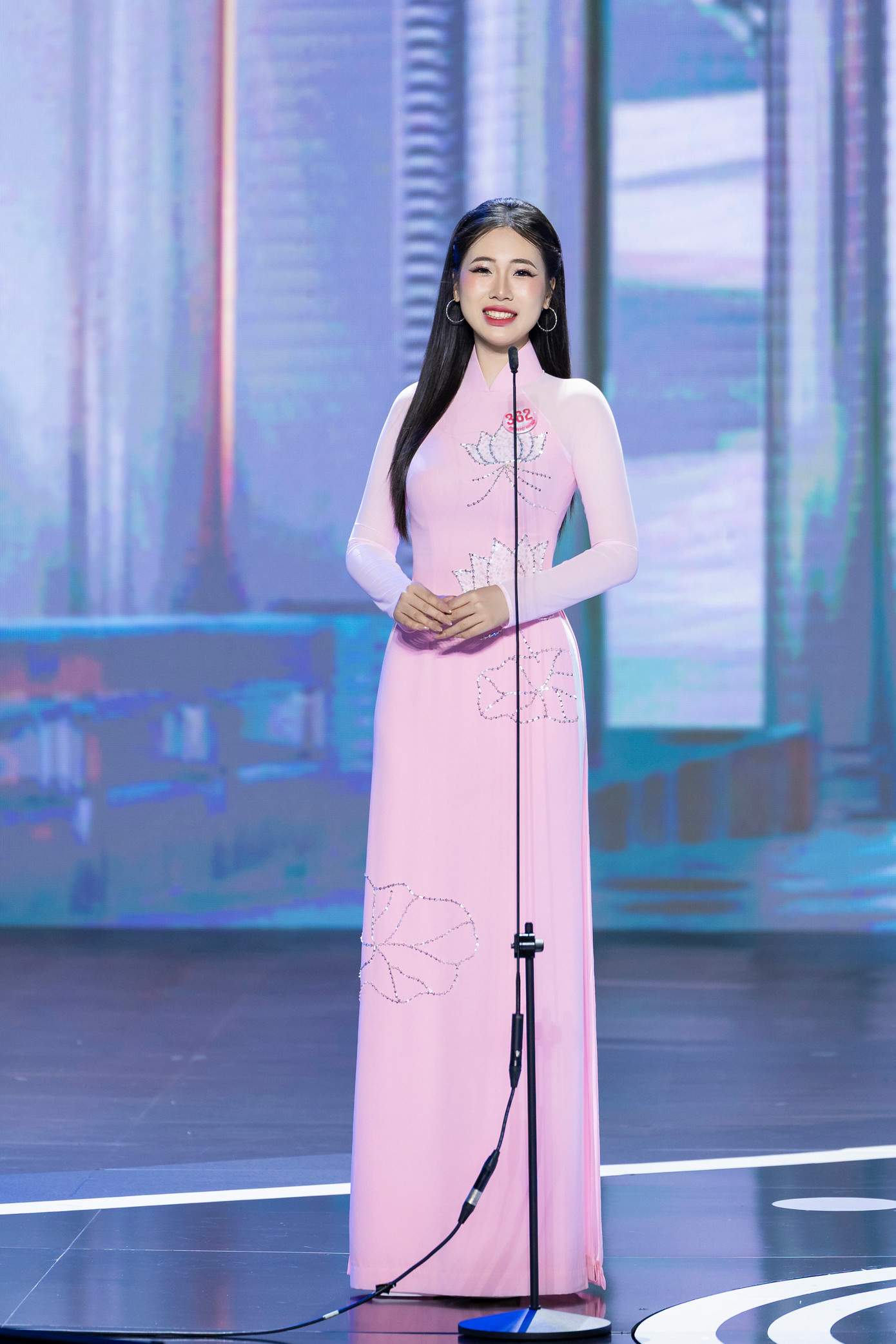 Thí sinh Nguyễn Phương Chi, SBD 362, sinh năm 2005, đến từ Thủ đô Hà Nội. Cô cao 1,69 m, nặng 53 kg, số đo ba vòng 81-62-93 cm. Phương Chi có IELTS 7.0, đang là sinh viên Đại học Thương mại. Hiện Phương Chi là 1 trong top 25 thí sinh của vòng chung kết Hoa hậu Việt Nam 2024 diễn ra ở TP Huế vào tháng 6.