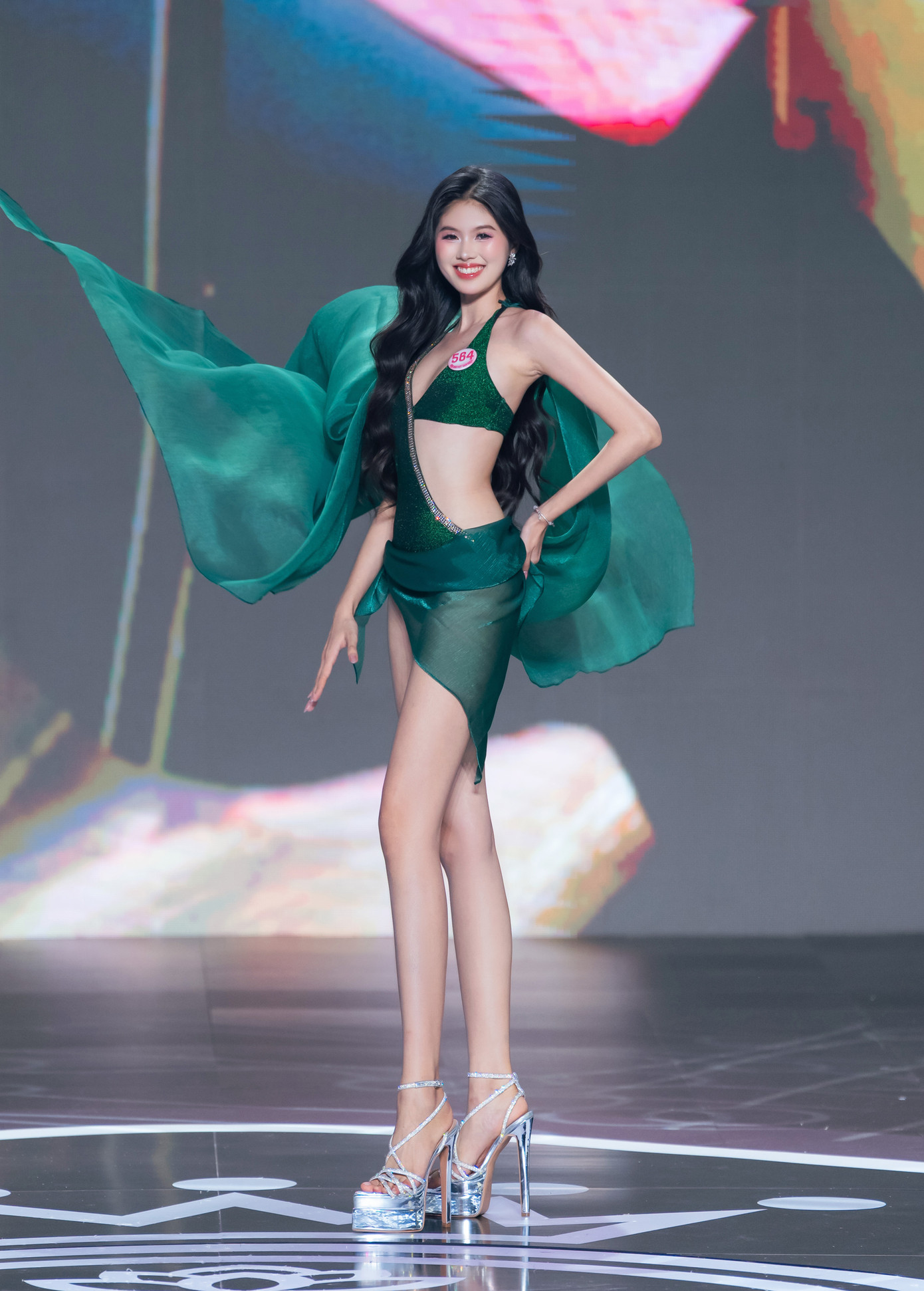 Thí sinh Võ Đoàn Bảo Hà, SBD 564, sinh năm 2002, đến từ Đồng Nai. Cô cao 1,7 m, số đo ba vòng 77-60-87 cm. Cô vừa tốt nghiệp chuyên ngành Logistics và Quản lý Chuỗi cung ứng, trường Đại học Quốc tế (Đại học Quốc gia TPHCM). Bảo Hà có khả năng ca hát, đặc biệt là thể loại dân ca Nam Bộ. Cô cũng theo đuổi lĩnh vực người mẫu ảnh nhờ có vẻ đẹp ngọt ngào, trong trẻo được ví như nàng thơ.