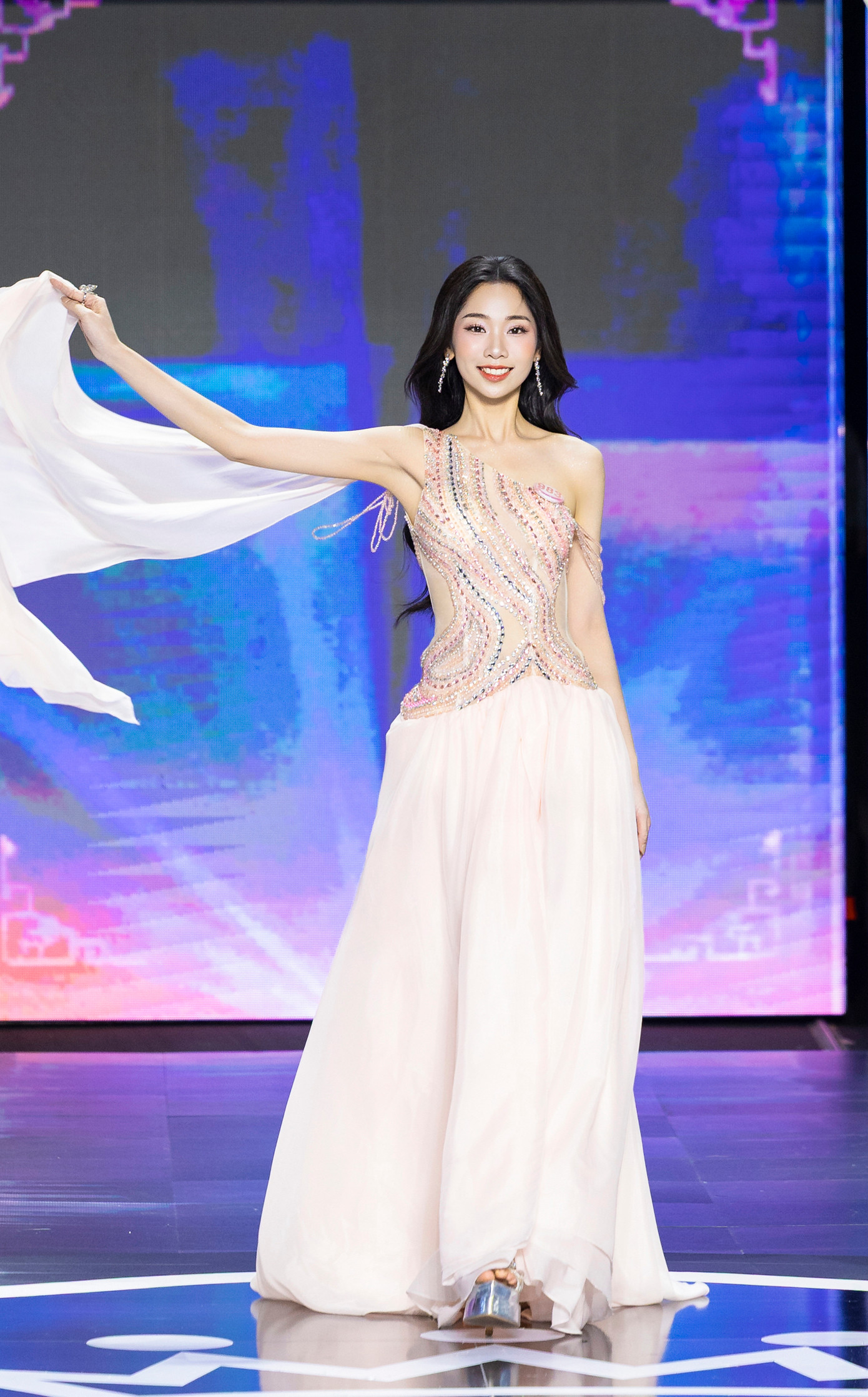 Thùy Dương cũng bày tỏ lòng biết ơn vì nhận được tình yêu thương trong suốt quá trình tham gia cuộc thi. “Tôi chưa từng nghĩ sẽ nhận được nhiều sự yêu thương và cổ vũ đến vậy. Tôi hiểu rằng mình vẫn còn nhiều điều cần trau dồi và đây là cơ hội để tôi vượt qua giới hạn của chính mình, để mang đến một phiên bản rực rỡ và đầy tự tin”, cô chia sẻ.