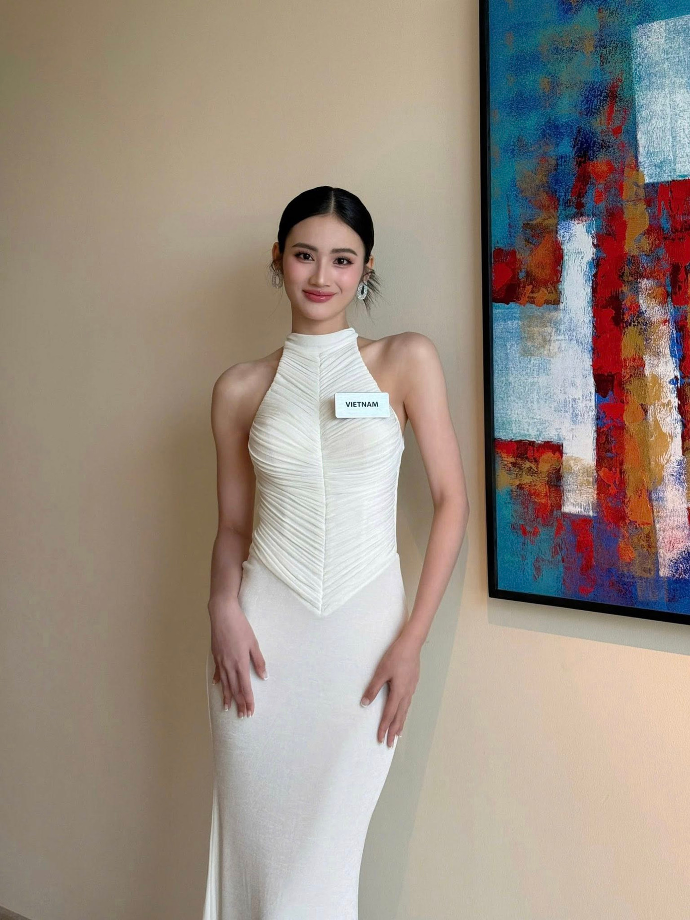 Trước đó, Ý Nhi mang theo hơn 160 kg hành lý, bao gồm 30 bộ trang phục đến từ các nhà thiết kế. Tất cả đều được cô cùng ê-kíp lựa chọn và chuẩn bị kỹ lưỡng nhằm đảm bảo Ý Nhi xuất hiện phù hợp với các hoạt động xuyên suốt cuộc thi.