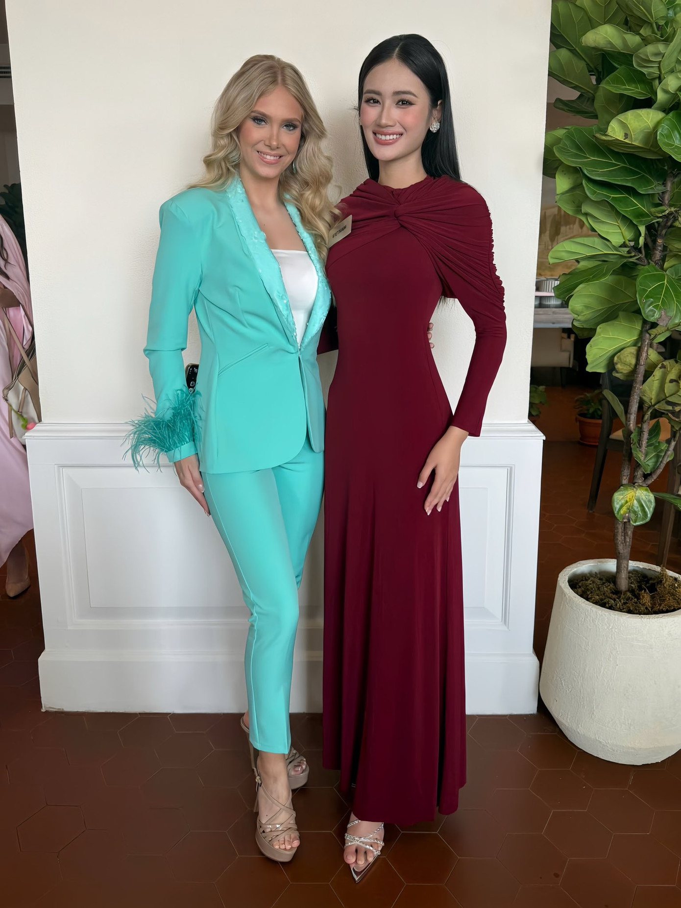 Cô cũng tự tin giao lưu cùng bạn bè quốc tế với khả năng ngoại ngữ trôi chảy sau thời gian du học tại Australia. Ý Nhi được nhận xét tiến bộ về cách giao tiếp trôi chảy, thần thái tự nhiên trước ống kính.