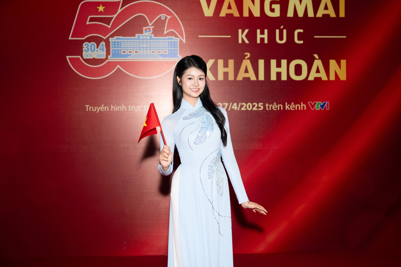 Những hoạt động ý nghĩa tại Hoa hậu Việt Nam giúp Phương Linh thay đổi nhiều hơn trong suy nghĩ. Cô xúc động khi lần đầu tham gia sự kiện kỷ niệm Ngày giải phóng miền Nam, thống nhất đất nước. Phương Linh có cơ hội giao lưu, chụp ảnh với các cựu chiến binh, thanh niên xung phong - những nhân chứng của cuộc chiến lịch sử.