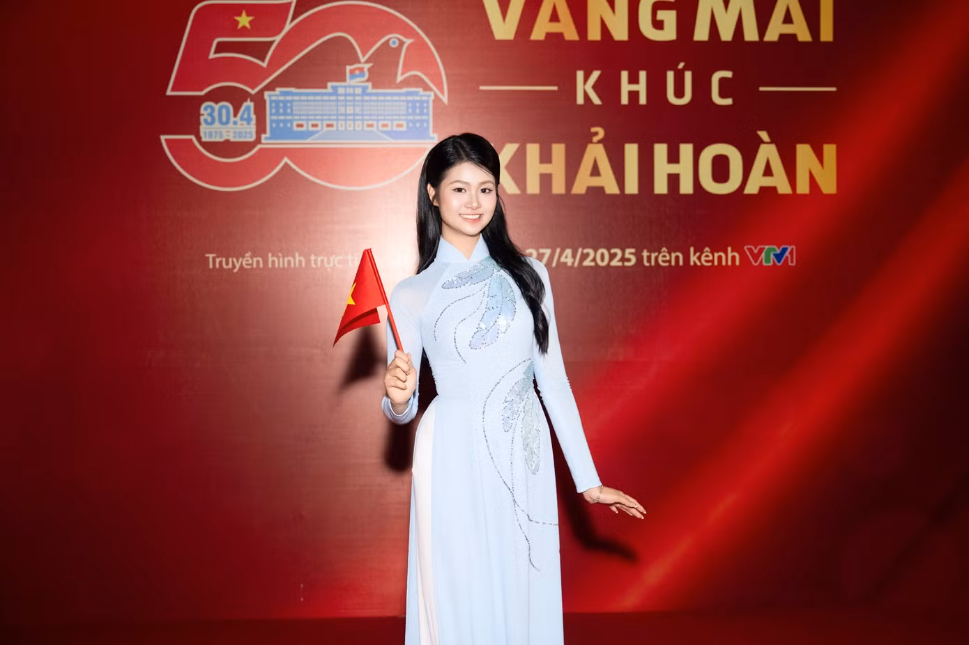 Những hoạt động ý nghĩa tại Hoa hậu Việt Nam giúp Phương Linh thay đổi nhiều hơn trong suy nghĩ. Cô xúc động khi lần đầu tham gia sự kiện kỷ niệm Ngày giải phóng miền Nam, thống nhất đất nước. Phương Linh có cơ hội giao lưu, chụp ảnh với các cựu chiến binh, thanh niên xung phong - những nhân chứng của cuộc chiến lịch sử.
