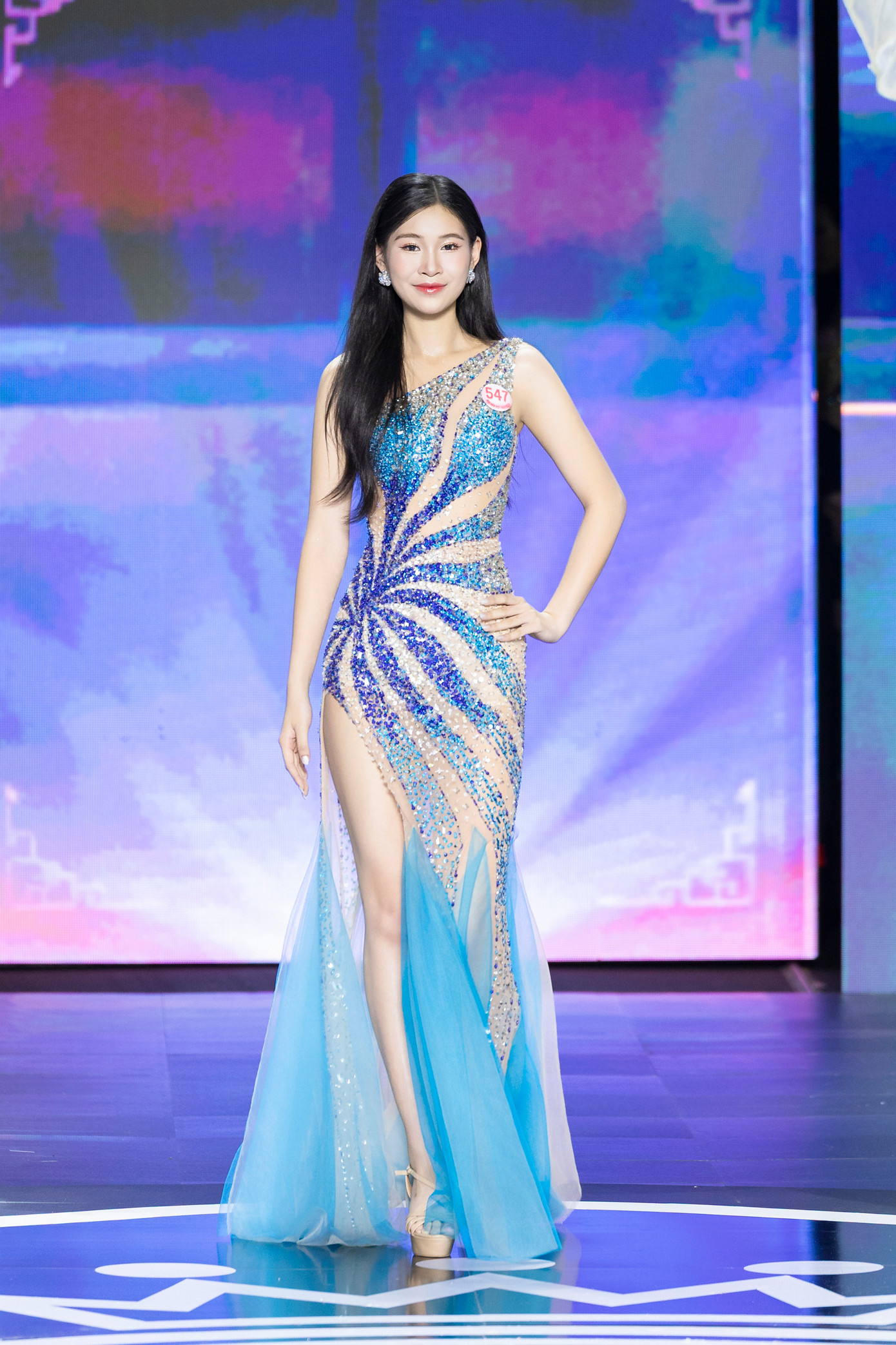 Thí sinh Hoàng Thị Hiền Nhi, SBD 547, sinh năm 2005, đến từ Yên Bái. Cô cao 1,78 m, số đo ba vòng 81-63-92 cm. Cô là sinh viên ngành Logistics và Quản lý chuỗi cung ứng, Đại học Giao thông vận tải Hà Nội. Người đẹp mong muốn sau khi tốt nghiệp sẽ về Yên Bái làm việc để gần ông bà và cống hiến cho quê hương.