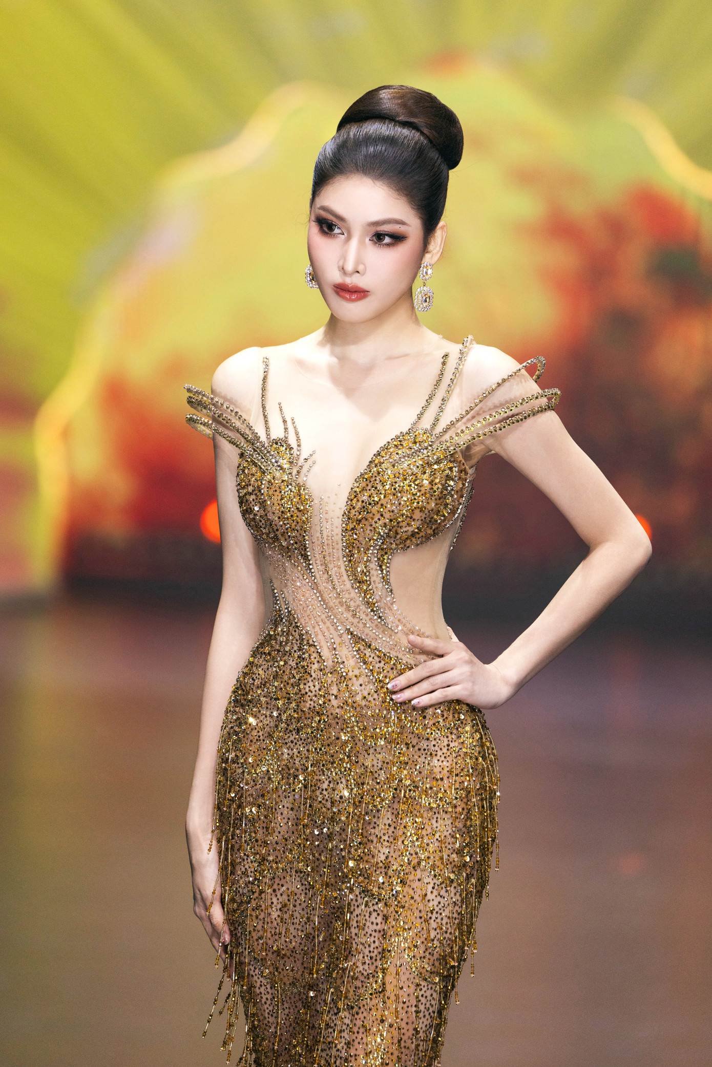 Trình diễn trong chương trình còn có Á hậu 2 Hoa hậu Việt Nam 2020 Ngọc Thảo. Cô khoác lên mình thiết kế bó sát, đính đá kiêu sa.