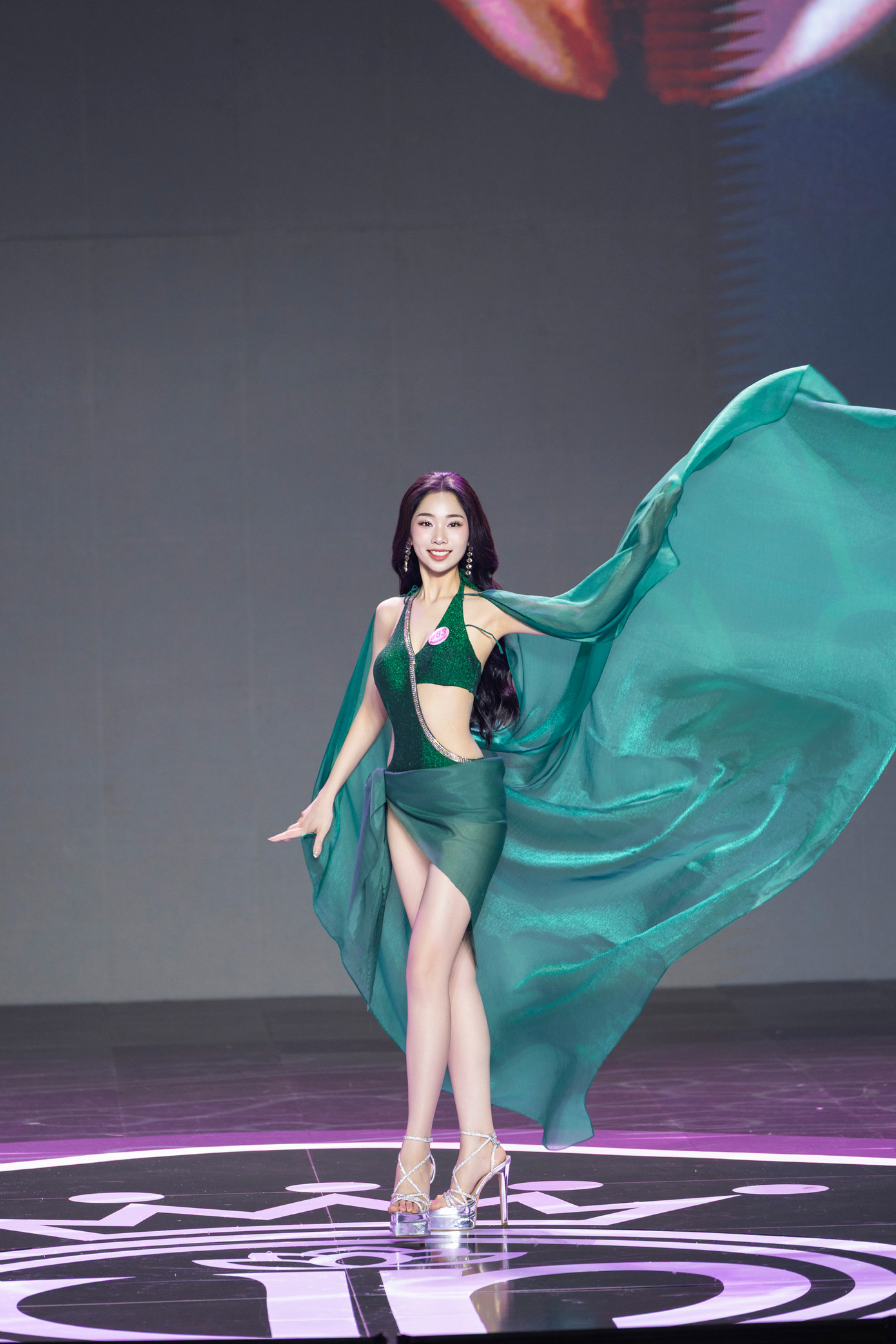 Nhờ năng nổ tham gia nhiều hoạt động ngoại khóa và các cuộc thi nhan sắc, Thùy Dương có phong thái tự tin, chuyên nghiệp khi trình diễn trên sân khấu.