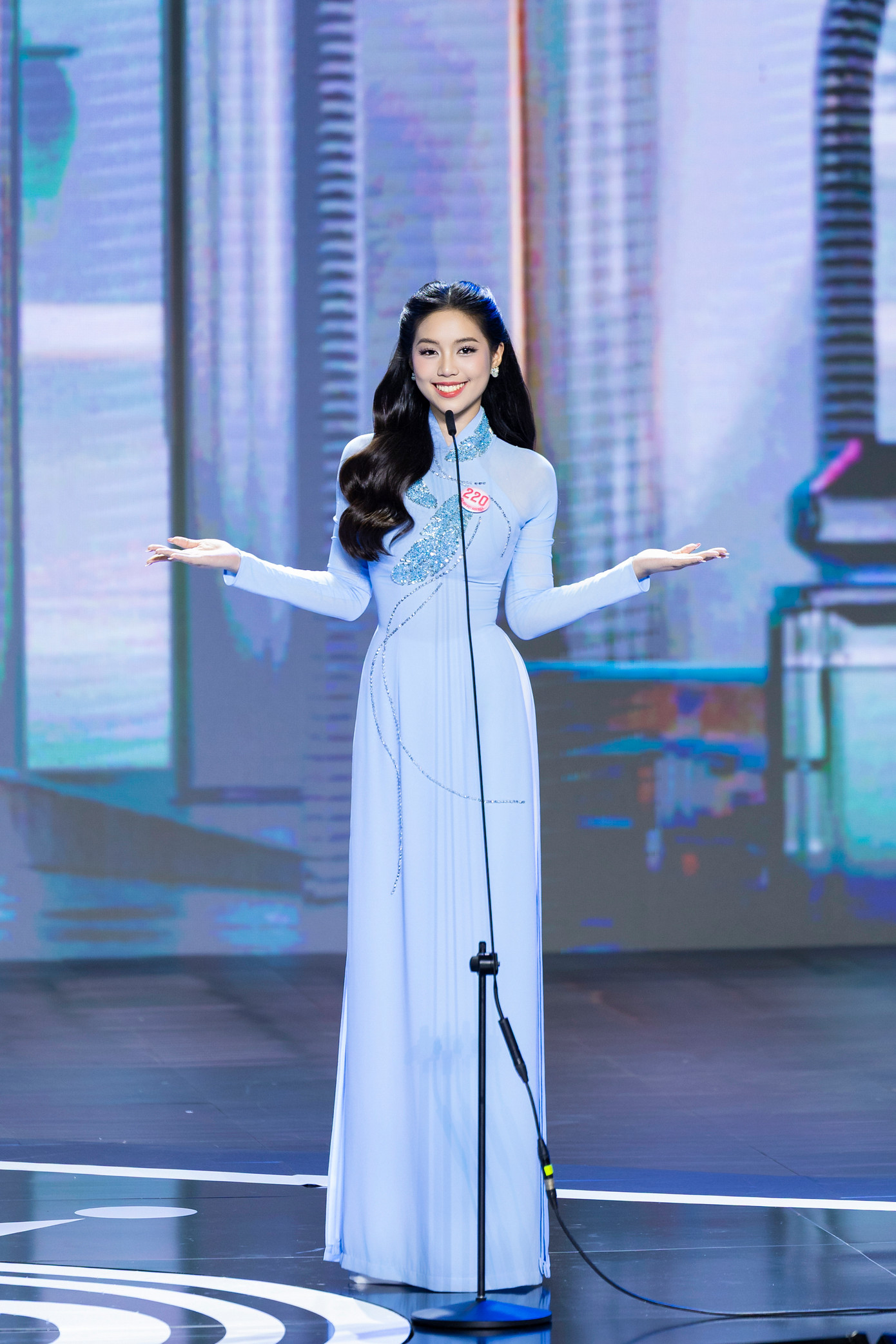 Trần Ngọc Châu Anh gây chú ý khi là nữ quân nhân tham gia Hoa hậu Việt Nam. Cô hiện công tác tại Khoa Âm nhạc, Đại học Văn hóa Nghệ thuật Quân đội, đồng thời theo học chuyên ngành Piano tại Học viện Âm nhạc quốc gia Việt Nam.