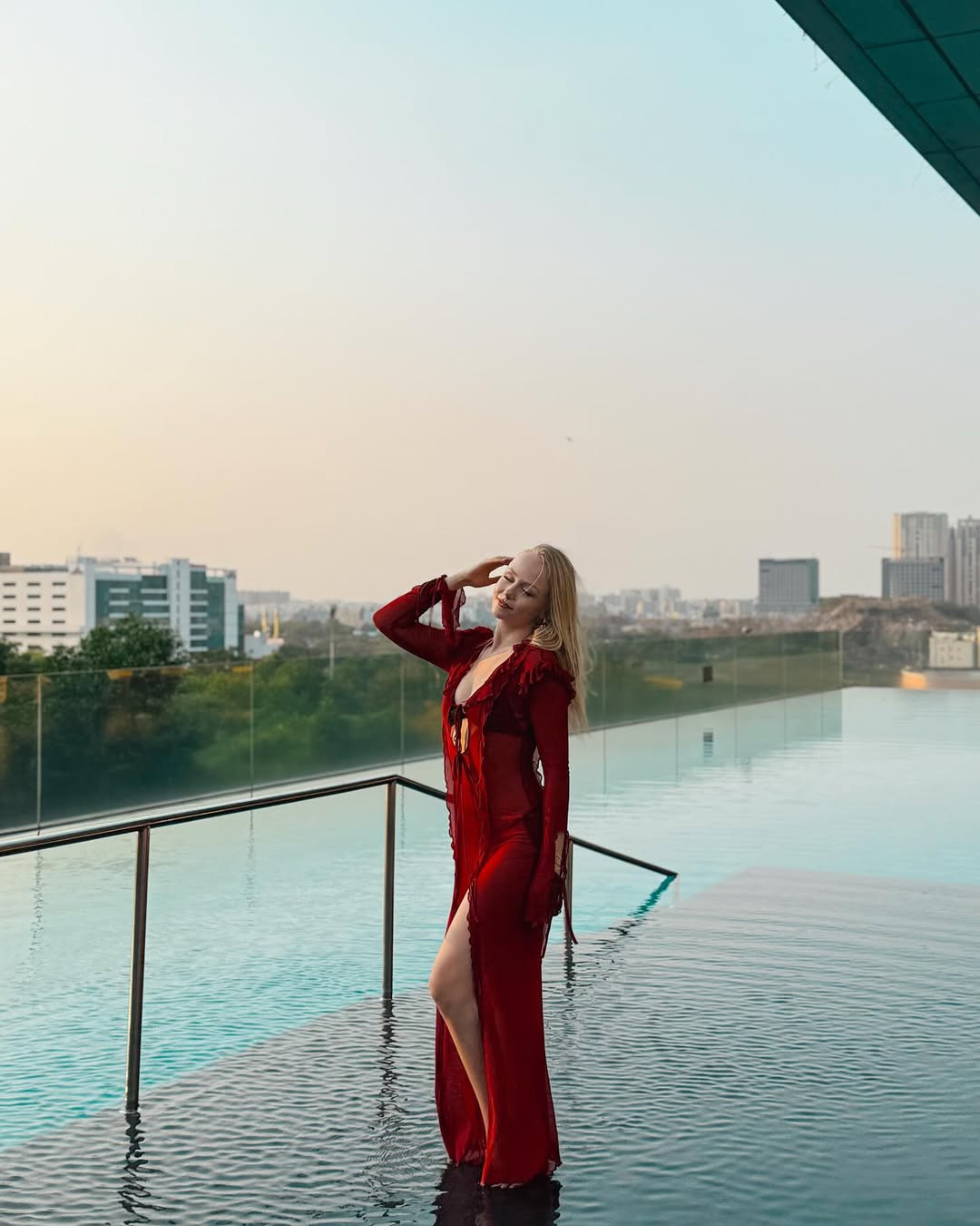 Eliise Randmaa có khả năng giao tiếp tốt, nói được tiếng Anh và Nga.