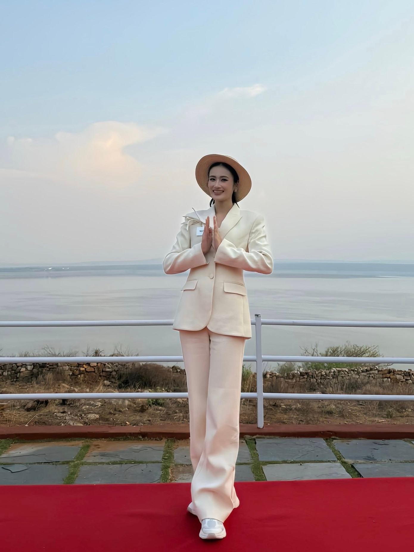 Ý Nhi nhập cuộc Hoa hậu Thế giới 2025 tại Ấn Độ từ ngày 7/5. Cô cùng hơn 100 thí sinh tham dự buổi lễ khai mạc hôm 10/5, sau đó tham dự phần thi tài năng và các hoạt động bên lề. Tại mỗi sự kiện, đại diện Việt Nam chuẩn bị trang phục, trang điểm kỹ càng.