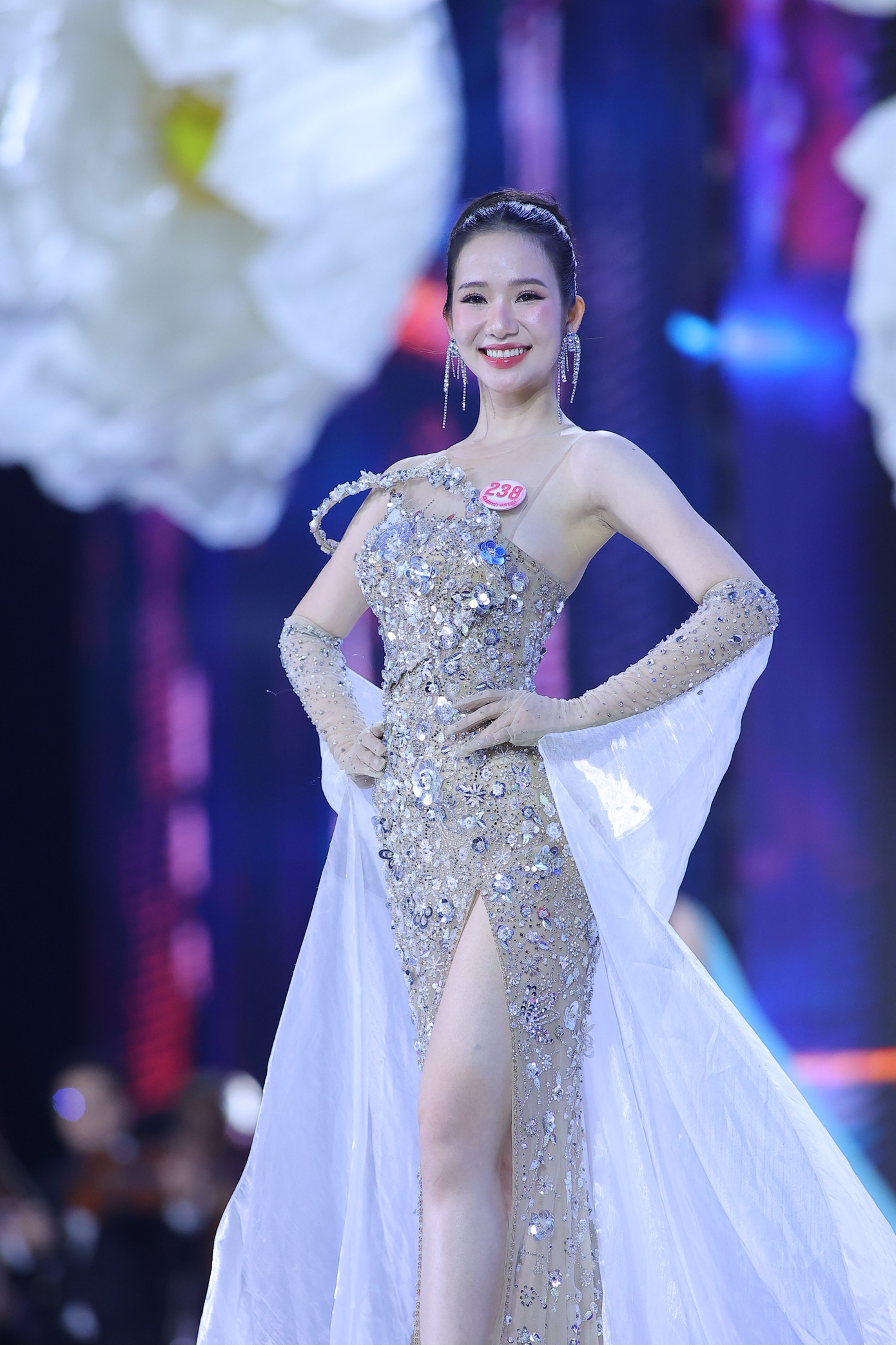 &quot;Được đại diện cho chính quê hương mình, vùng đất mộng mơ, cổ kính và đầy bản sắc là điều khiến tôi tự hào. Tôi cũng ý thức trọng trách lớn lao đó là trở thành cầu nối để lan tỏa vẻ đẹp dịu dàng, sâu lắng và đầy bản lĩnh của người con gái xứ Huế đến với bạn bè cả nước&quot;, Phương Nhi bày tỏ.