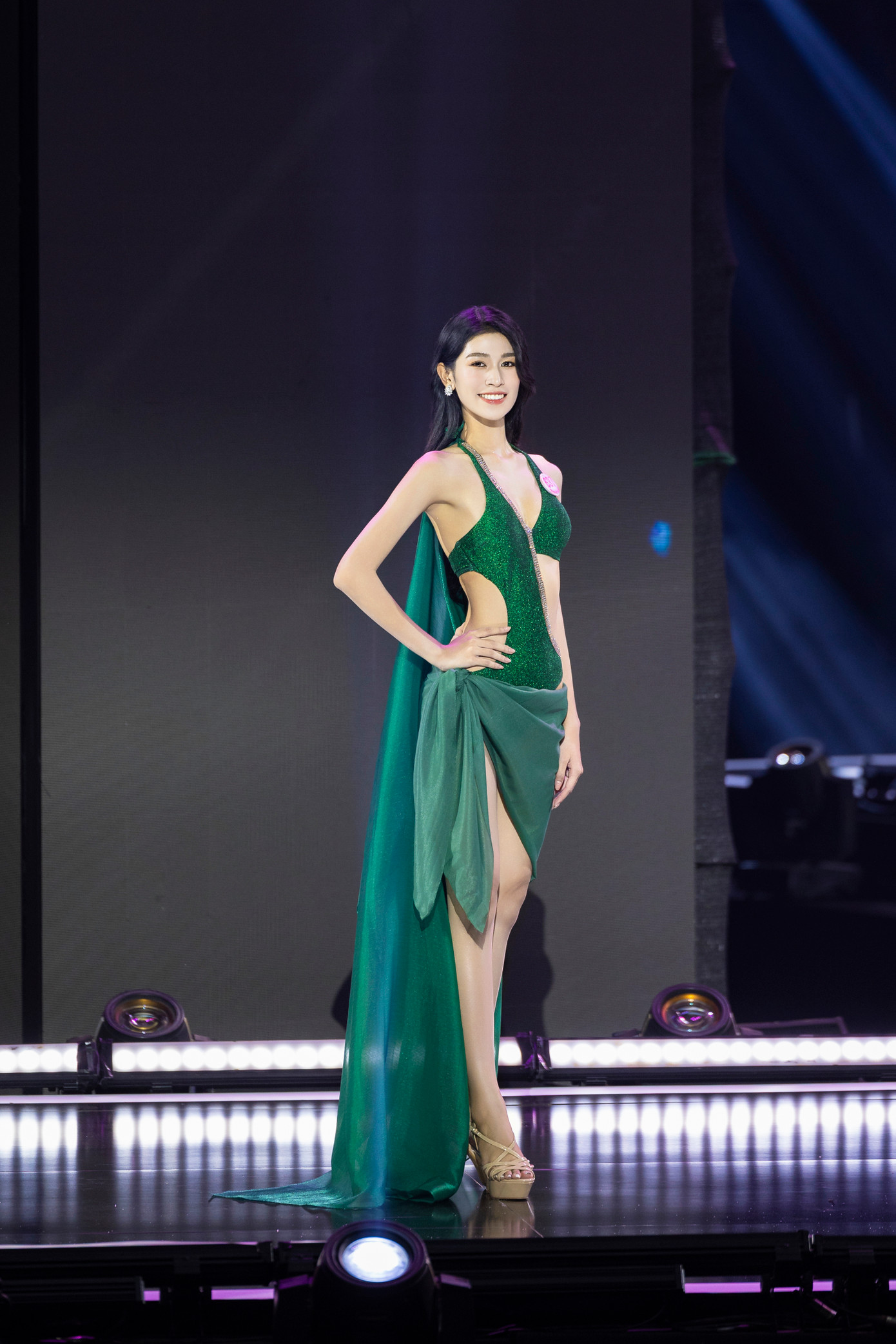 Sau phần áo dài, Thanh Thảo cùng các thí sinh bước vào phần trình diễn bikini trên nền nhạc sôi động. Với kỹ năng trình diễn chuyên nghiệp, Thanh Thảo đứng ở vị trí trung tâm khi đồng diễn. Cô sải bước tự tin trong phần thi bikini. Thanh Thảo cao 1,71 m, nặng 48 kg, số đo ba vòng 75-59-90 cm. Sau phần thi bikini, Thanh Thảo được xướng tên vào top 32, tiếp tục bước vào phần thi dạ hội.